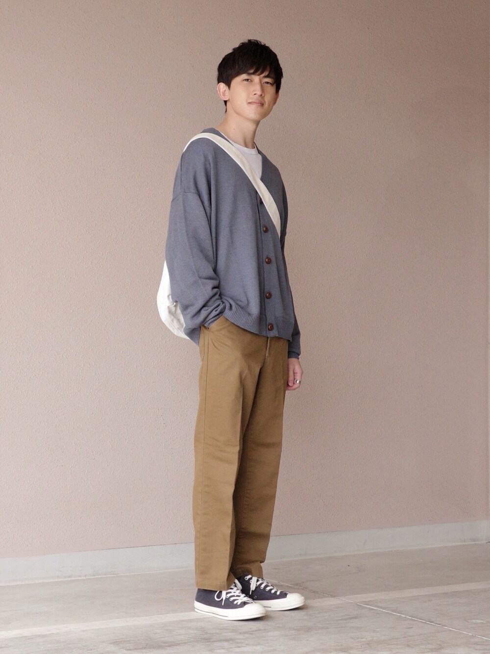 「コンバース、PR、monomart、モノマート、MHL.、UNIQLO、UNIQLO U、GU、GUコーデ、プチプラ、きれいめカジュアル、ビッグシルエット」｜「MONO-MARTのリネンタッチボリュームニットルーズサマーカーディガン 2022 Spring Summer（カーディガン/ボレロ、ブルー系）」を使った、Kyoheiさん（メンズ・174cm）の春コーディネートの1枚目の写真