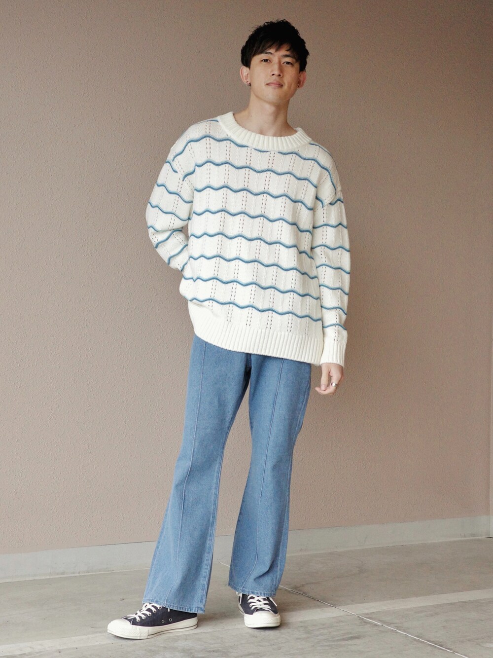「カラーニット、レースアップシューズ、シンプルコーデ、コンバース、デニム」｜「EMMA CLOTHESのマルチファブリックピンタック ブーツカットフレアパンツ/デニム/カツラギ/TRストレッチスーツ地 2022 SPRING EMMA CLOTHES（スラックス、ブルー系）」を使った、Kyoheiさん（メンズ・174cm）の冬コーディネートの1枚目の写真