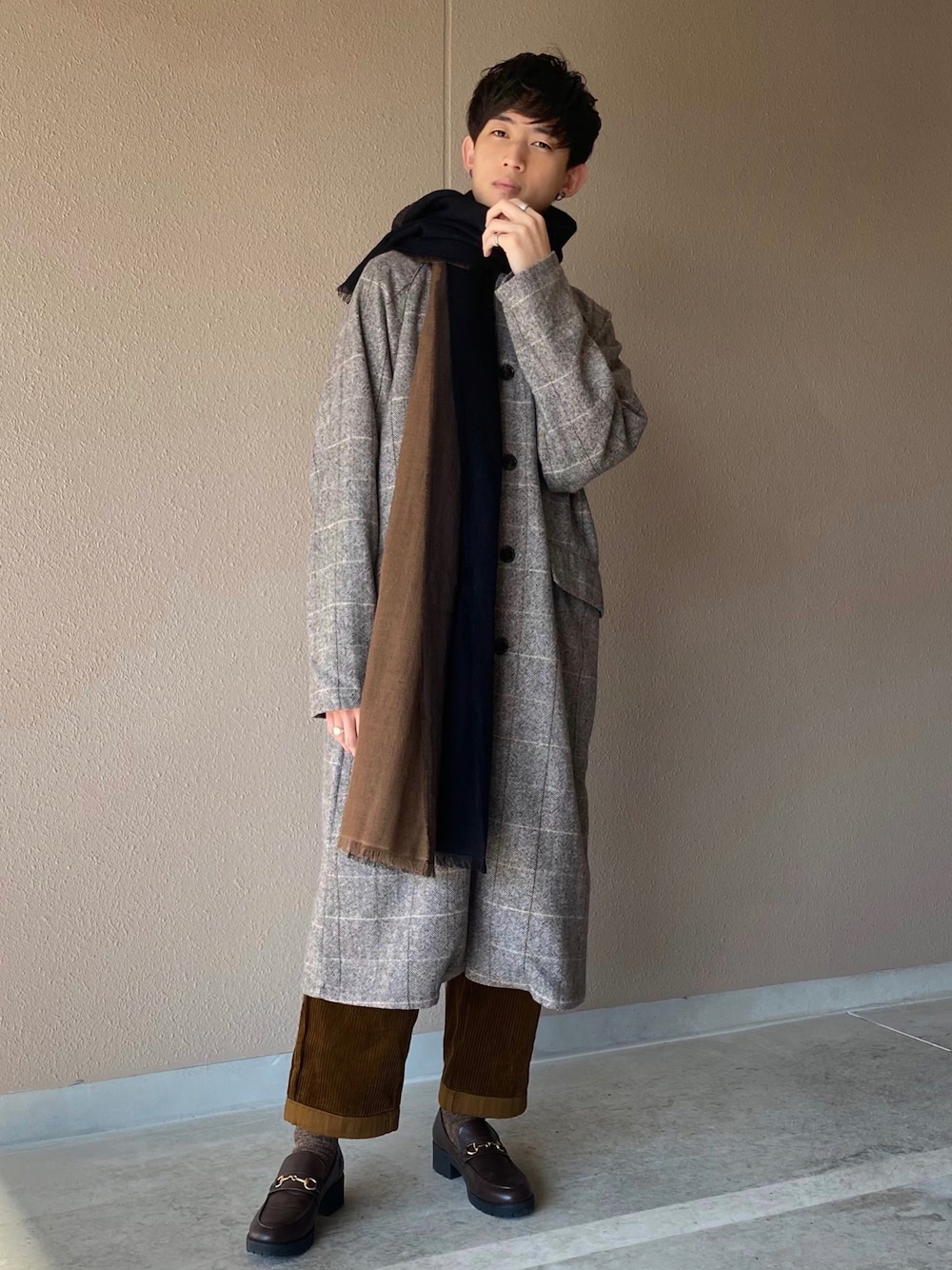 「コーデュロイパンツ、マフラーぐるぐる、チェック柄に恋してる、ロングコート」｜「LUCYのLUCY/OVERCOAT（チェスターコート、その他）」を使った、Kyoheiさん（メンズ・174cm）の秋コーディネートの1枚目の写真
