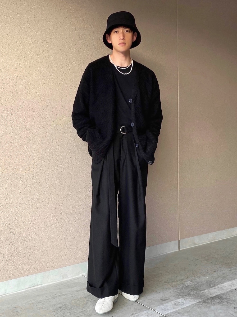 「カーディガン、ストリート、黒、モノトーン、プチプラ、タックイン、モード、パールネックレス、フレアパンツ、バケットハット」｜「anownの鹿の子編みVネックニットカーディガン【インフルエンサー枝元雷亜×anown 限定コラボ】（カーディガン/ボレロ、ブラック系）」を使った、Kyoheiさん（メンズ・174cm）の秋コーディネートの1枚目の写真