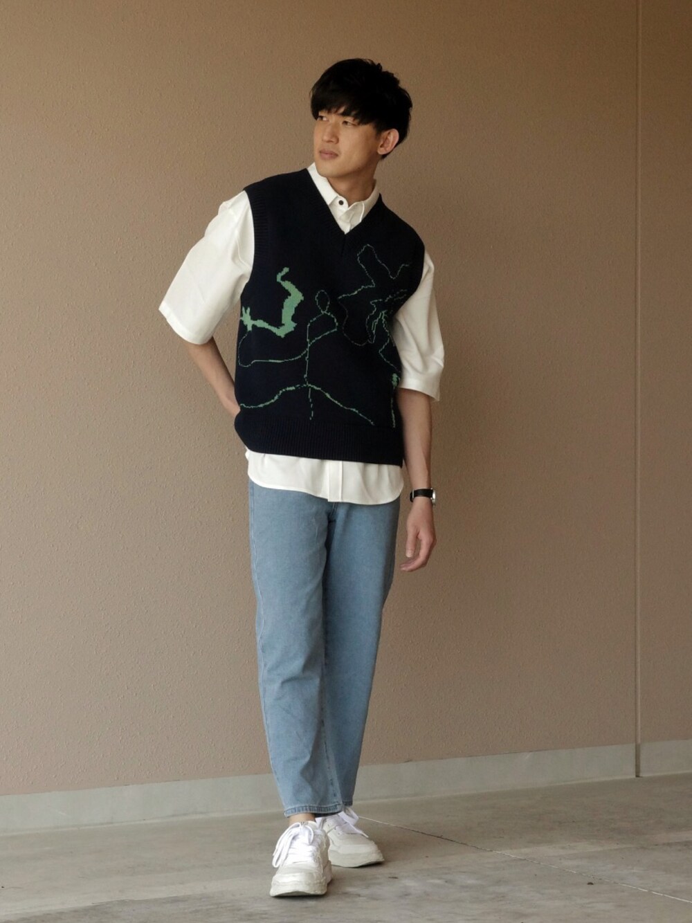 「anchorsmith、アンカースミス、PR」｜「Anchor Smithのリラックスルーズ ウォッシュストレートデニムパンツ（デニムパンツ、ブルー系）」を使った、Kyoheiさん（メンズ・174cm）の春コーディネートの1枚目の写真