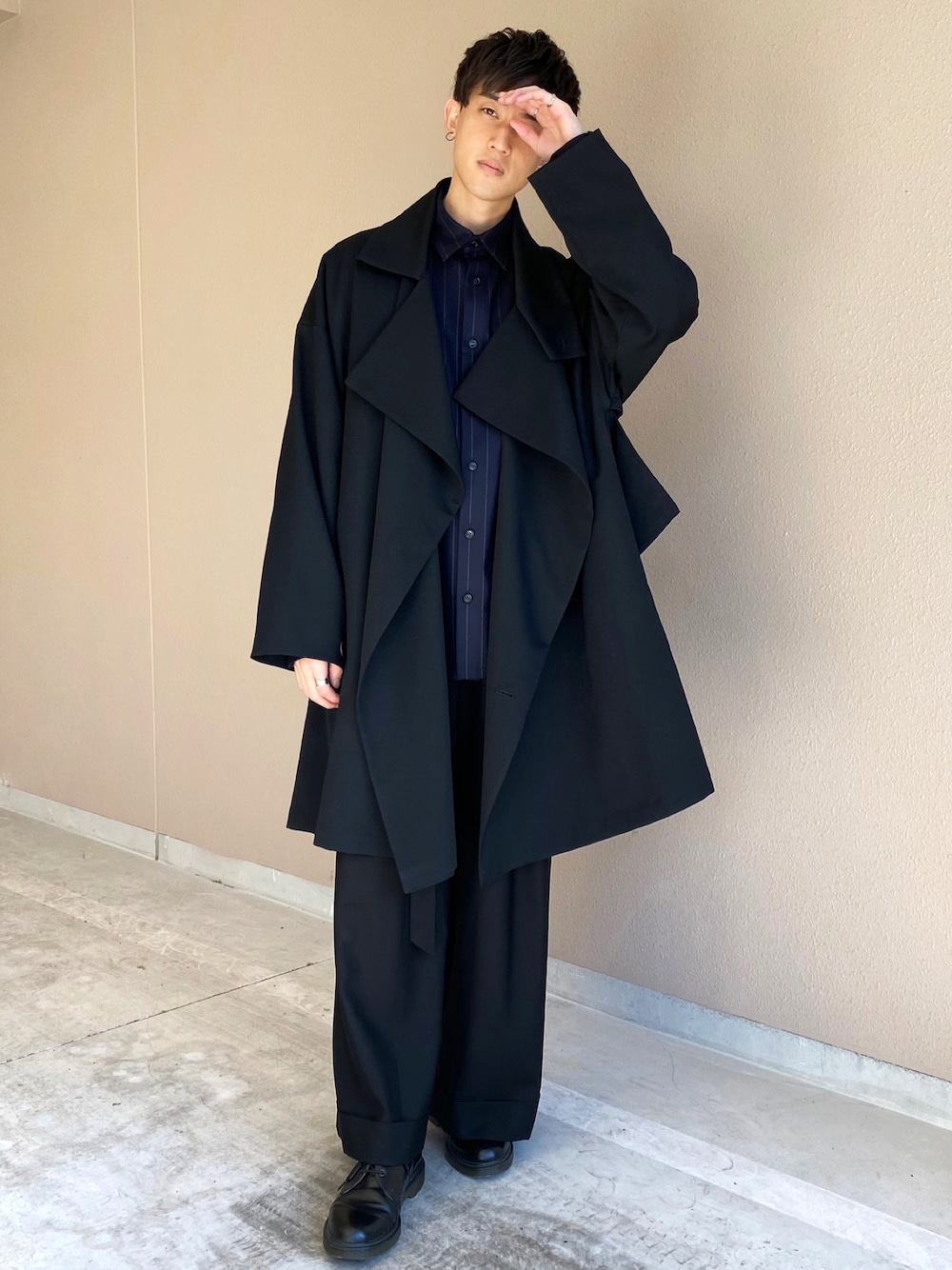 「ビッグシルエット、スラックス、オールブラック、Dr.Martens、レイヤードスタイル、yohjiyamamoto、Ujoh、LiNoH、モード」｜「Yohji Yamamoto POUR HOMMEのW/GABARDINE DRAPE COAT HX-C04-100-2-03（ジャケット/アウター、ブラック系）」を使った、Kyoheiさん（メンズ・174cm）の秋コーディネートの1枚目の写真
