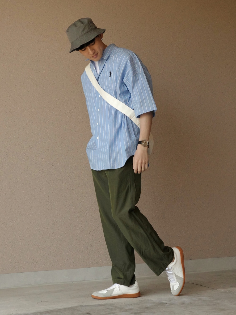 「PR、monomart、モノマート、カラーパンツ」｜「U.S. POLO ASSN.のU.S. POLO ASSN. /ユーエスポロアッスン 別注 ワンポイント刺繍ロゴ オーバーサイズ SS レギュラーカラーシャツ（シャツ/ブラウス、ブルー系）」を使った、Kyoheiさん（メンズ・174cm）の春コーディネートの1枚目の写真