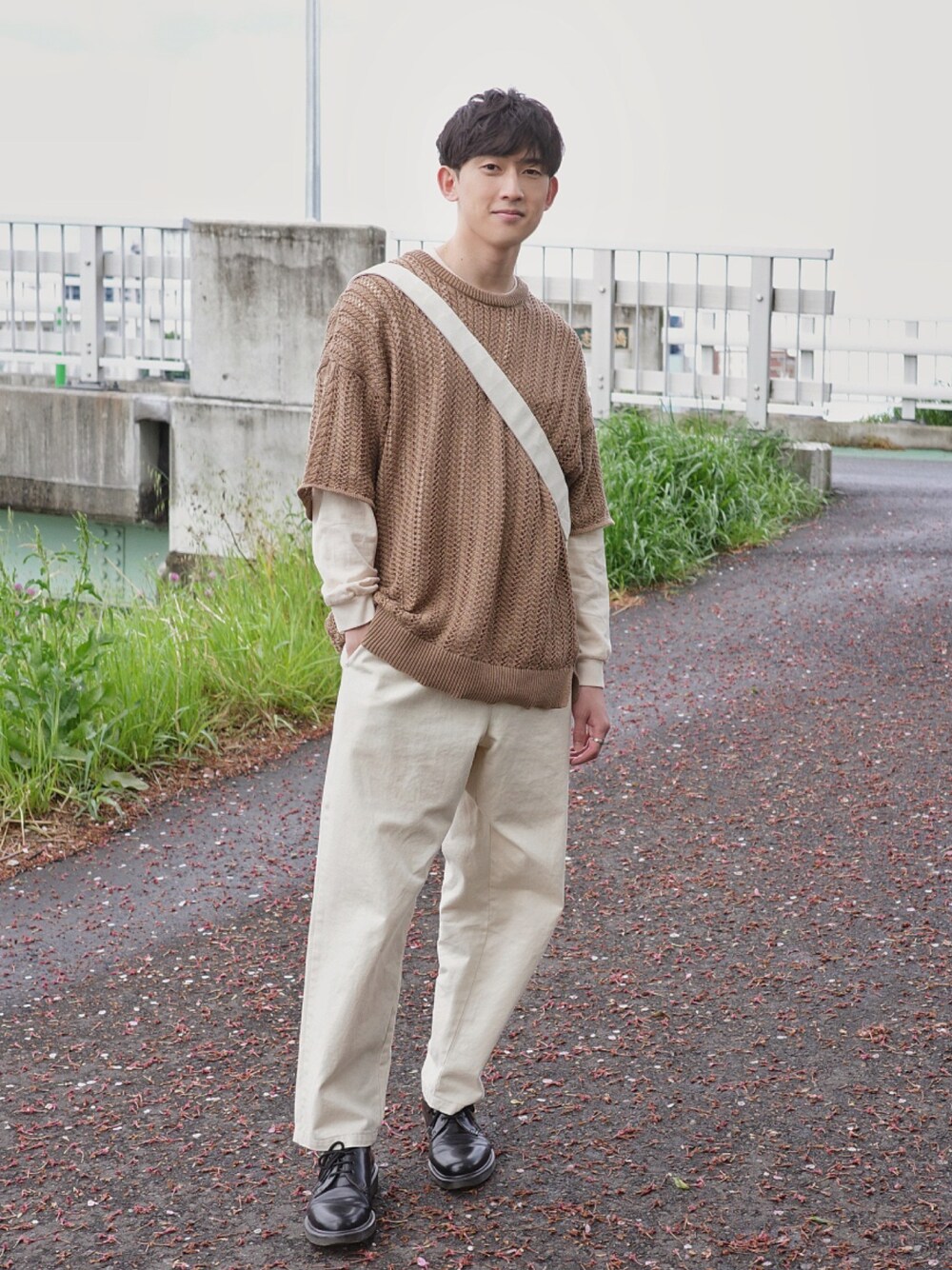 「PR、monomart、モノマート、春夏コーデ、夏コーデ、革靴、淡色コーデ、白パンツ、プチプラ」｜「MONO-MARTのストライプメッシュケーブルライン半袖サマーニットプルオーバー/サマーニット 2022Summer（ニット/セーター、ブラウン系）」を使った、Kyoheiさん（メンズ・174cm）の春コーディネートの1枚目の写真