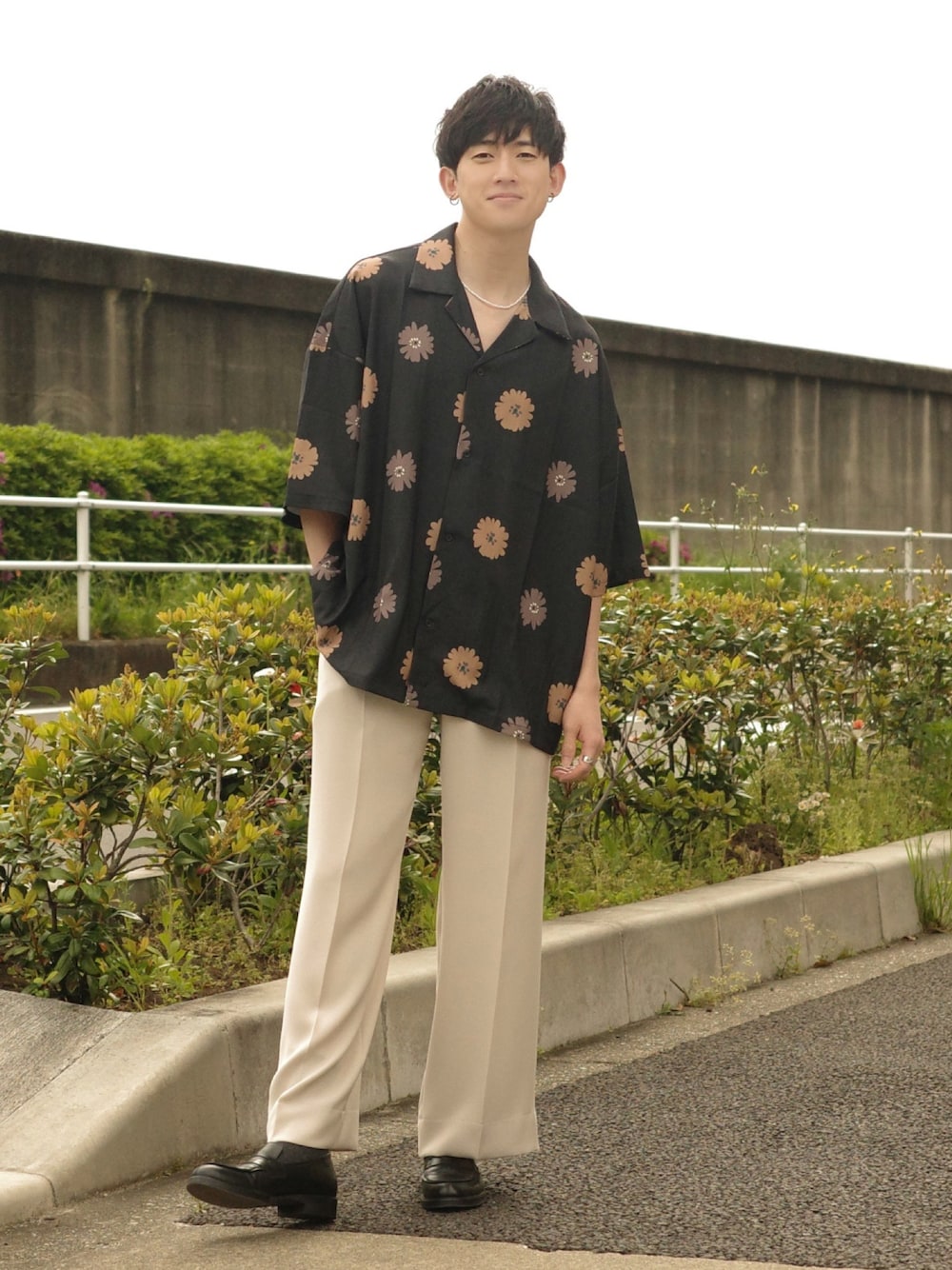 「休日スタイル、春夏コーデ、オトナカジュアル、シャツスタイル、黒、革靴、ブラック、emmaclothes、エマクローズ、PR、ごきげんウィーク、オープンカラーシャツ」｜「EMMA CLOTHESのルーズオーバーオープンカラーマルチパターンS/Sシャツ EMMA CLOTHES 2022 SUMMER（シャツ/ブラウス、ブラック系）」を使った、Kyoheiさん（メンズ・174cm）の春コーディネートの1枚目の写真