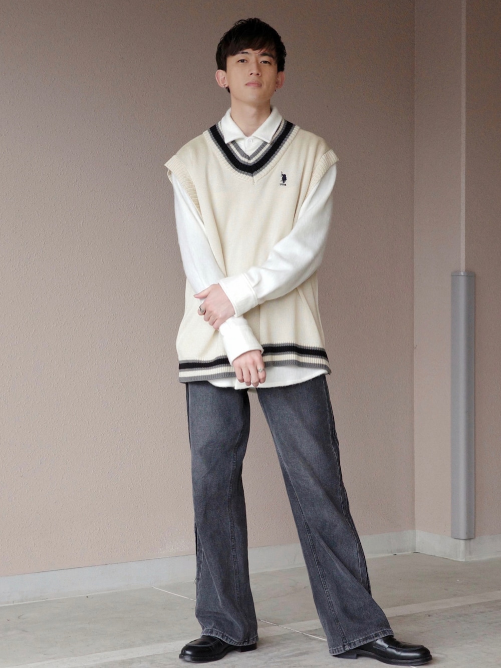 「ニットベスト、古着MIX、PR、monomart、モノマート、ローファー」｜「U.S. POLO ASSN.のU.S. POLO ASSN. /ユーエスポロアッスン 別注 ワンポイント刺繍ロゴ ルーズチルデンニットベスト（ベスト、ホワイト系）」を使った、Kyoheiさん（メンズ・174cm）の冬コーディネートの1枚目の写真