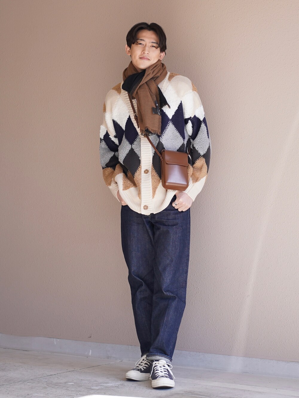 「wonderwonder、ワンダーワンダー、PR、converse、UNIQLO、+J、UNIQLOU、カーディガン、ユニクロ、コンバース、休日スタイル、大人カジュアル、シンプルコーデ、ゆるコーデ」｜「WONDER WONDERのアーガイル柄ボリュームカーディガン（カーディガン/ボレロ、ベージュ系）」を使った、Kyoheiさん（メンズ・174cm）の冬コーディネートの1枚目の写真