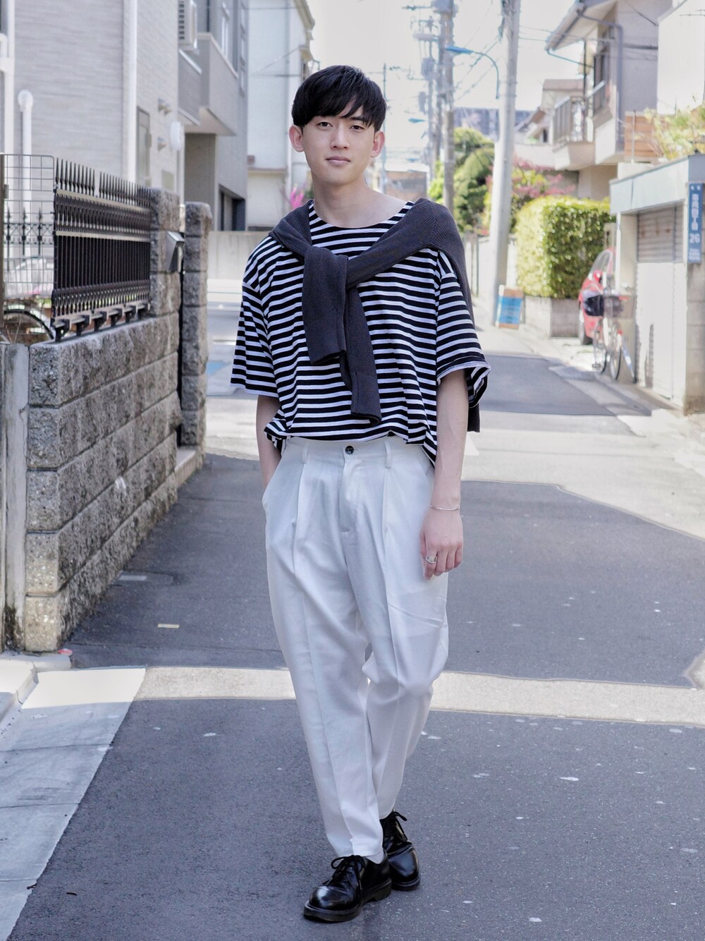 「PR、休日スタイル、オトナカジュアル、おしゃれさんと繋がりたい、ゆるコーデ、ビッグシルエット、メンズコーデ、夏コーデ、ootd、Tシャツ、リラックススタイル、ボーダー、emmaclothes、エマクローズ、白パンツ」｜「EMMA CLOTHESのオーバーサイズ オリジナルボーダー ワイドS/Sカットソー EMMA CLOTHES 2022SS（Tシャツ/カットソー、ブラック系）」を使った、Kyoheiさん（メンズ・174cm）の春コーディネートの1枚目の写真