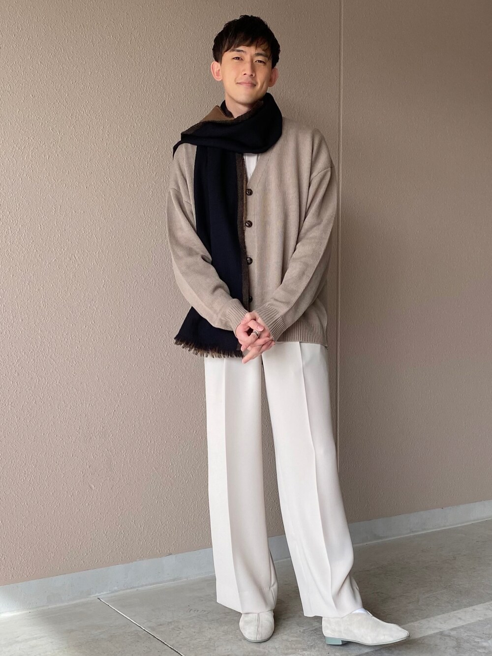 「休日スタイル、おしゃれさんと繋がりたい、シンプルコーデ、カジュアルコーデ、ファッションの力を信じよう、白パンツ、プチプラコーデ、UNIQLO、スラックス、淡色コーデ、プチプラ」｜「MONO-MARTのボリュームニットルーズカーディガン オーバーサイズ 2022 Spring（カーディガン/ボレロ、ベージュ系）」を使った、Kyoheiさん（メンズ・174cm）の冬コーディネートの1枚目の写真