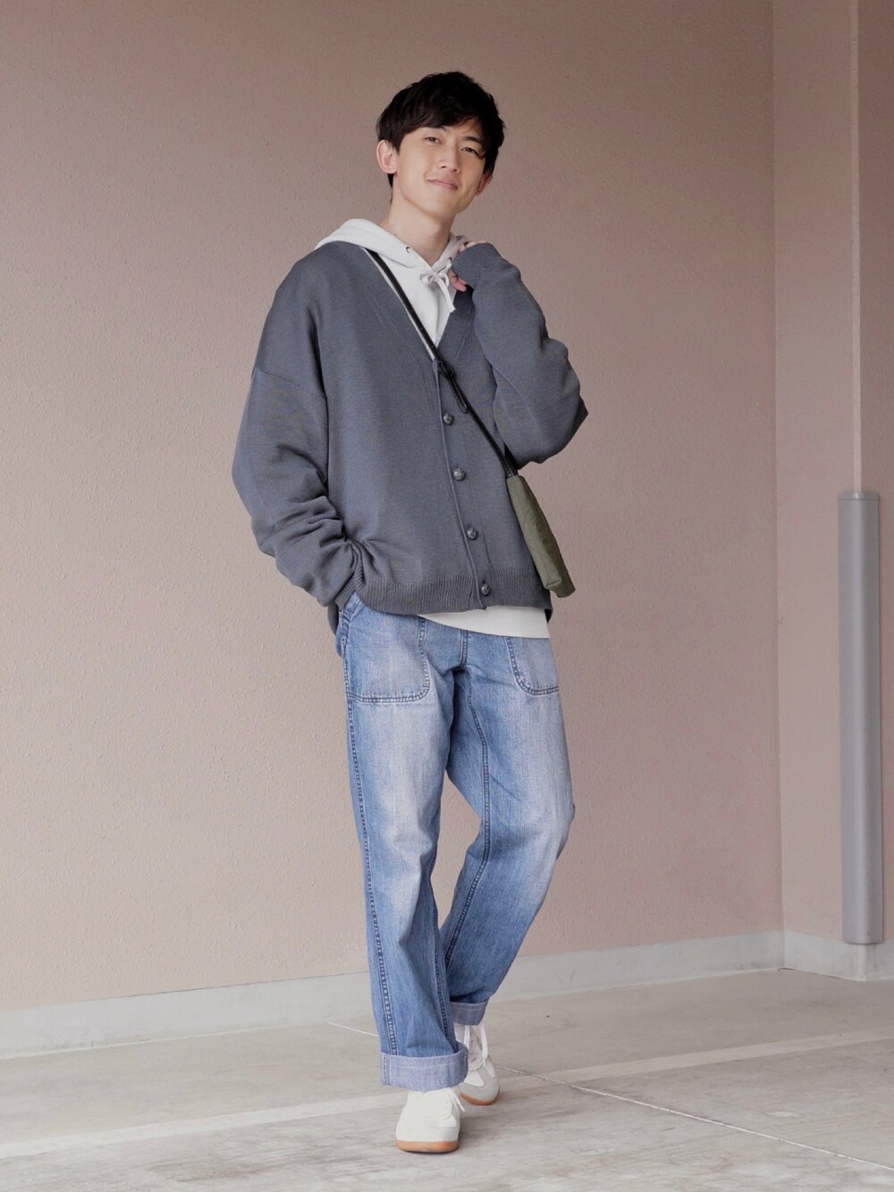 「休日コーデ、スニーカーコーデ、春服みてみて、プチプラコーデ、デニムパンツ、カーディガン、PR、monomart、モノマート」｜「MONO-MARTのリネンタッチボリュームニットルーズサマーカーディガン 2022 Spring Summer（カーディガン/ボレロ、グレー系）」を使った、Kyoheiさん（メンズ・174cm）の春コーディネートの1枚目の写真