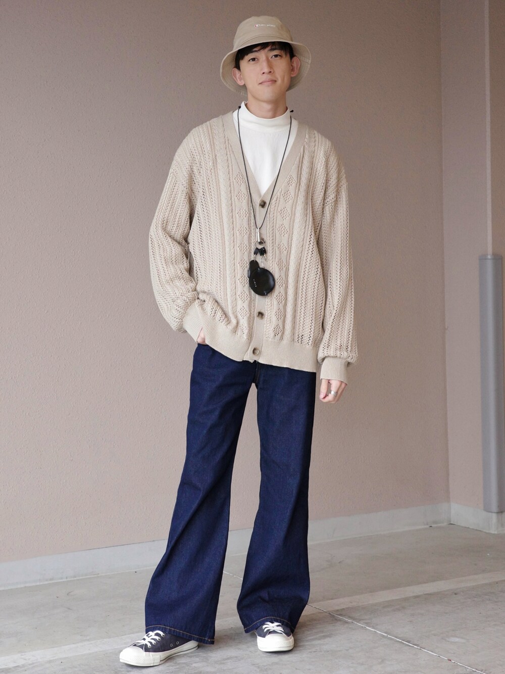 「バケットハット、カーディガン、コンバース、フレアパンツ、フレアデニム」｜「EMMA CLOTHESのメッシュ編みケーブルアーガイルラインボリュームニット ルーズカーディガン EMMA CLOTHES 2022 SPRING（カーディガン/ボレロ、ベージュ系）」を使った、Kyoheiさん（メンズ・174cm）の冬コーディネートの1枚目の写真