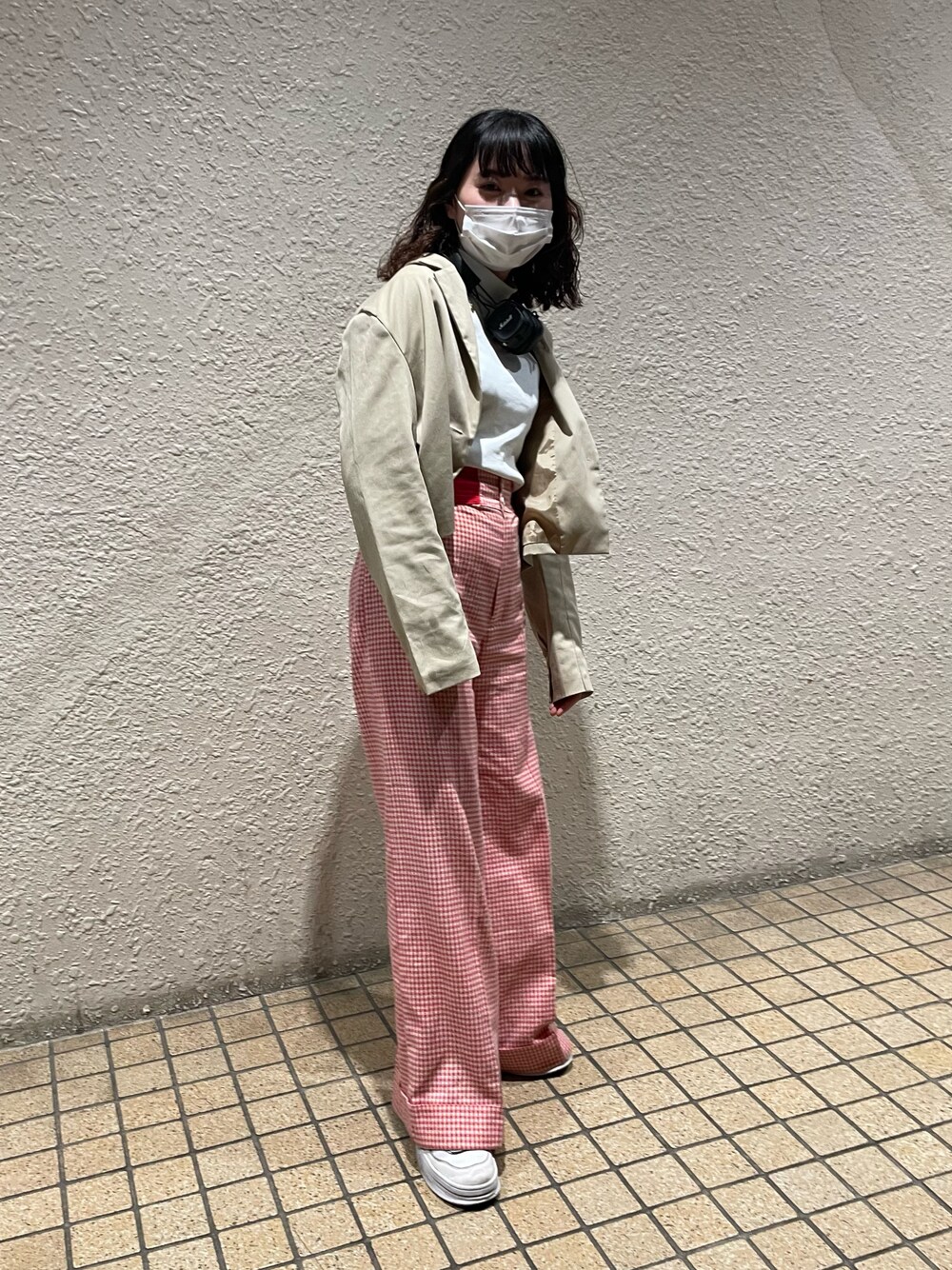 「未来のWEARISTAプロジェクト、冬コーデ、休日スタイル、大人カジュアル、シンプルコーデ、パンツスタイル、ゆるコーデ、ootd、古着、プチプラ、GU、ユニクロ、白ニット、古着MIX」｜「usedのアイテム（パンツ、レッド系）」を使った、Mさん（レディース・160cm）の冬コーディネートの1枚目の写真