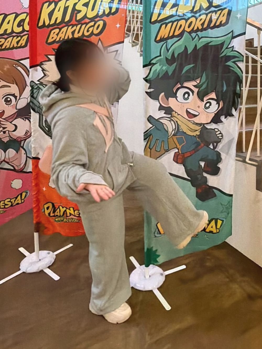 グレー系のスウェットパンツ、ピンク系のスニーカー、グレー系のパーカーを着用したレディースの秋コーディネートの1枚目の写真