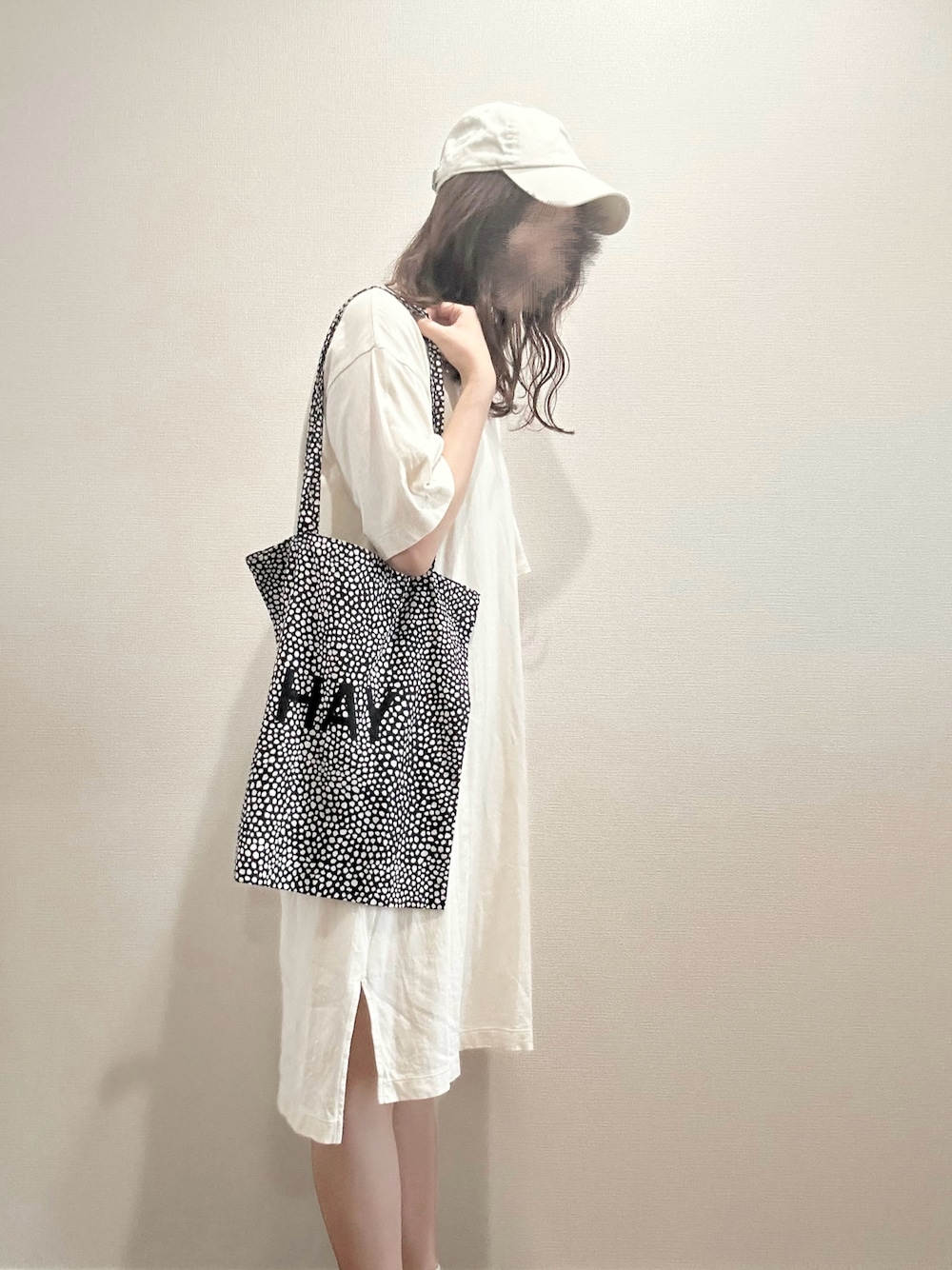 「休日コーデ、夏コーデ、ティーシャツワンピ、ワンピース、ワンピーススタイル、キャップ、トートバッグ、UNIQLO、LOWRYS FARM、HAY、ラフ、ラフコーデ、シンプル、ベージュ、ブラック」｜「LOWRYS FARMのCASUAL CLASSIC CAP　271537（キャップ、ベージュ系）」を使った、ちぇるさん（レディース・166cm）の夏コーディネートの1枚目の写真