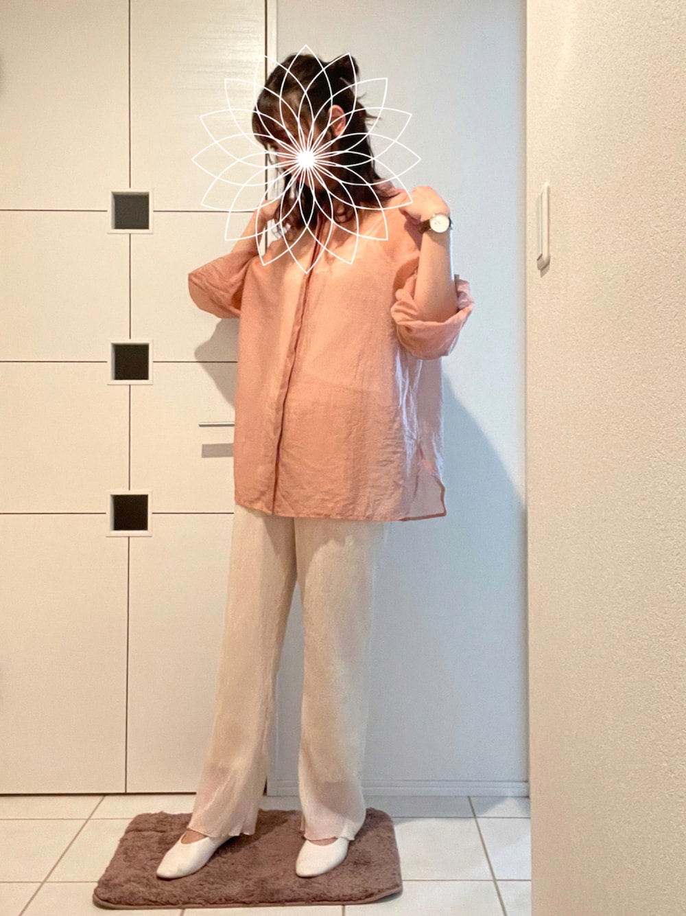 「夏コーデ、シャツスタイル、シアーシャツ、パンツスタイル、プチプラコーデ」｜「LOWRYS FARMのヨウリュウカットイージーパンツ（パンツ、ホワイト系）」を使った、ちぇるさん（レディース・165cm）の夏コーディネートの1枚目の写真