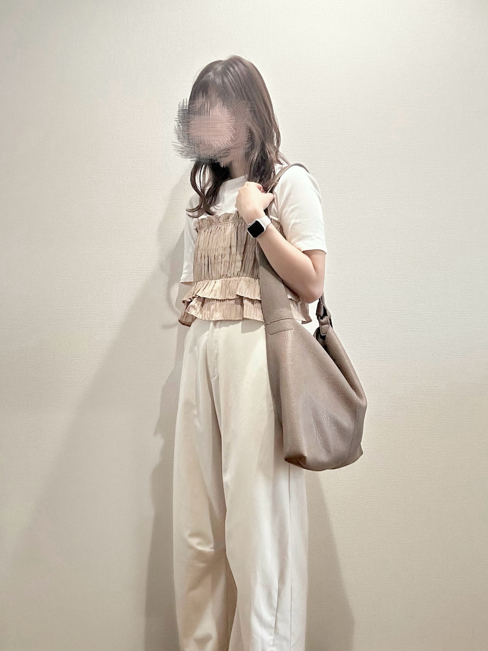 「休日コーデ、夏コーデ、秋コーデ、ビスチェ、リブニットトップス、スラックス、Discoat、mystic、UNIQLO、ワントーンコーデ、ワントーン、ベージュ、ブラウン、淡色、淡色コーデ」｜「DISCOATの【定番アイテム/WEB限定】ノットハンドルフラットショルダーバッグ（ショルダーバッグ、ベージュ系）」を使った、ちぇるさん（レディース・166cm）の秋コーディネートの1枚目の写真