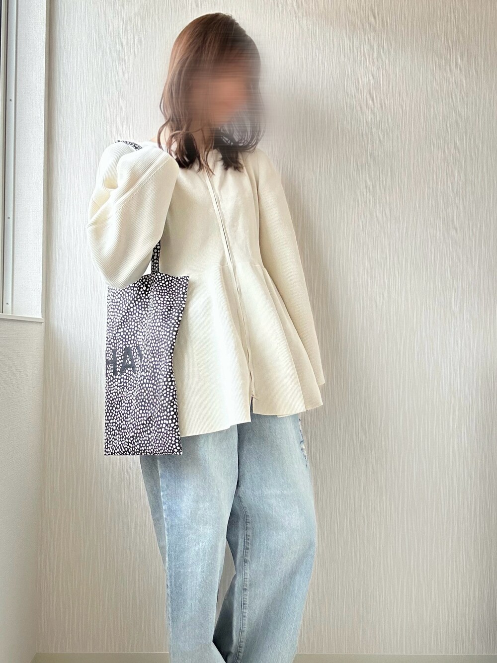「春コーデ、休日コーデ、ラフコーデ、ゆるコーデ、パンツコーデ、デニム」｜「LOWRYS FARMのＣＯＮＥ／ワイドストレートパンツ　991522（デニムパンツ、ブルー系）」を使った、ちぇるさん（レディース・165cm）の春コーディネートの1枚目の写真