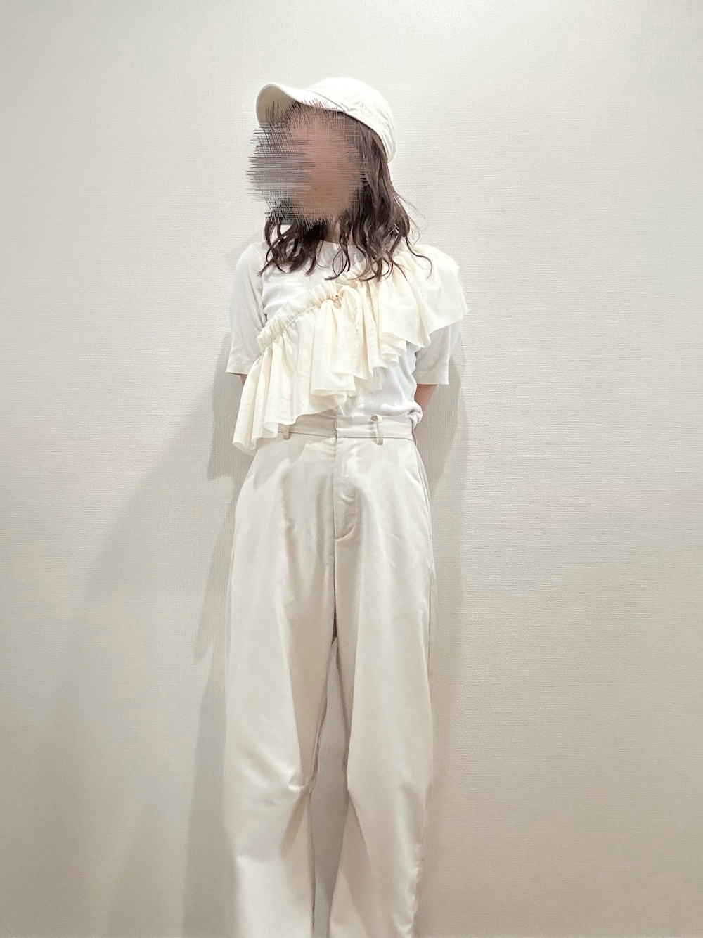 「夏コーデ、休日コーデ、着回しコーデ、チュール、スラックス、パンツスタイル、LOWRYS FARM、She's closet、UNIQLO、mystic、ワントーンコーデ、淡色コーデ、淡色、アイボリー、ベージュ」｜「LOWRYS FARMのCASUAL CLASSIC CAP　271537（キャップ、ベージュ系）」を使った、ちぇるさん（レディース・166cm）の夏コーディネートの1枚目の写真
