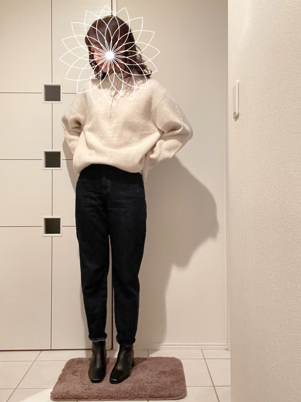 「冬コーデ、シンプル、ニットコーデ、パンツコーデ、プチプラコーデ」｜「UNIQLOのハイライズストレートジーンズ(丈長め82cm）（デニムパンツ、ブルー系）」を使った、ちぇるさん（レディース・165cm）の冬コーディネートの1枚目の写真