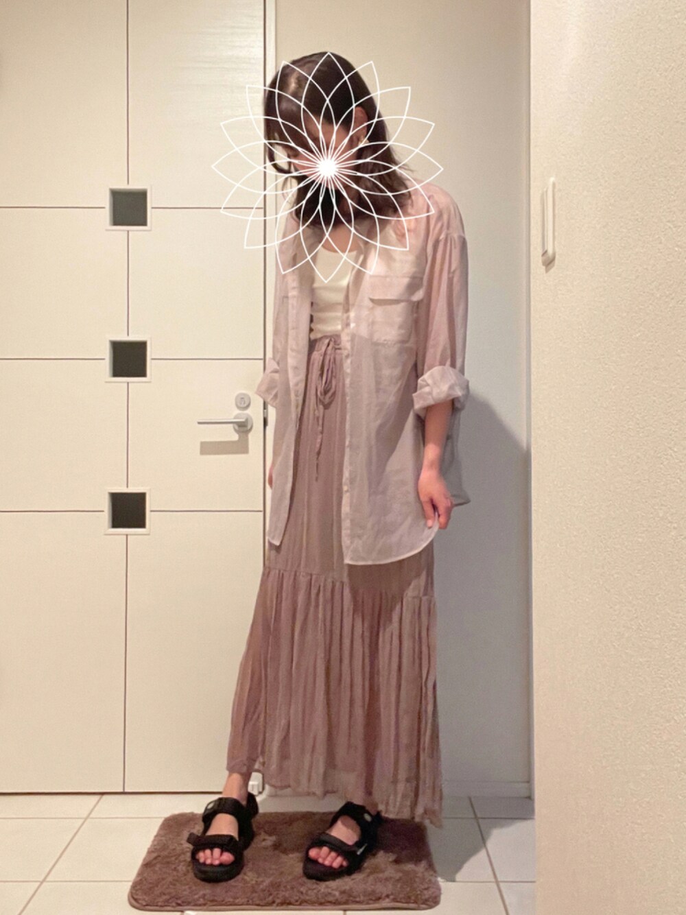 「夏コーデ、シースルー、ピンク、スカート、雨の日コーデ、プチプラコーデ」｜「HawkinsのHAWKINS ホーキンス PAD SANDAL ツーストラップサンダル HS90062 BLACK（サンダル、ブラック系）」を使った、ちぇるさん（レディース・165cm）の夏コーディネートの1枚目の写真