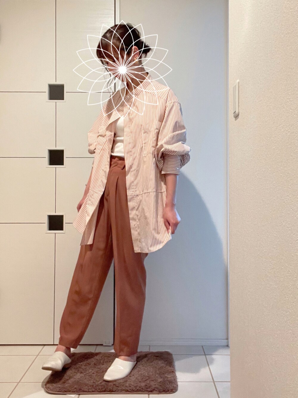 「休日スタイル、パンツスタイル、シャツスタイル、プチプラコーデ、オレンジコーデ、秋コーデ」｜「UNIQLOのドレープリラックステーパードアンクルパンツ（その他パンツ、ブラウン系）」を使った、ちぇるさん（レディース・165cm）の秋コーディネートの1枚目の写真