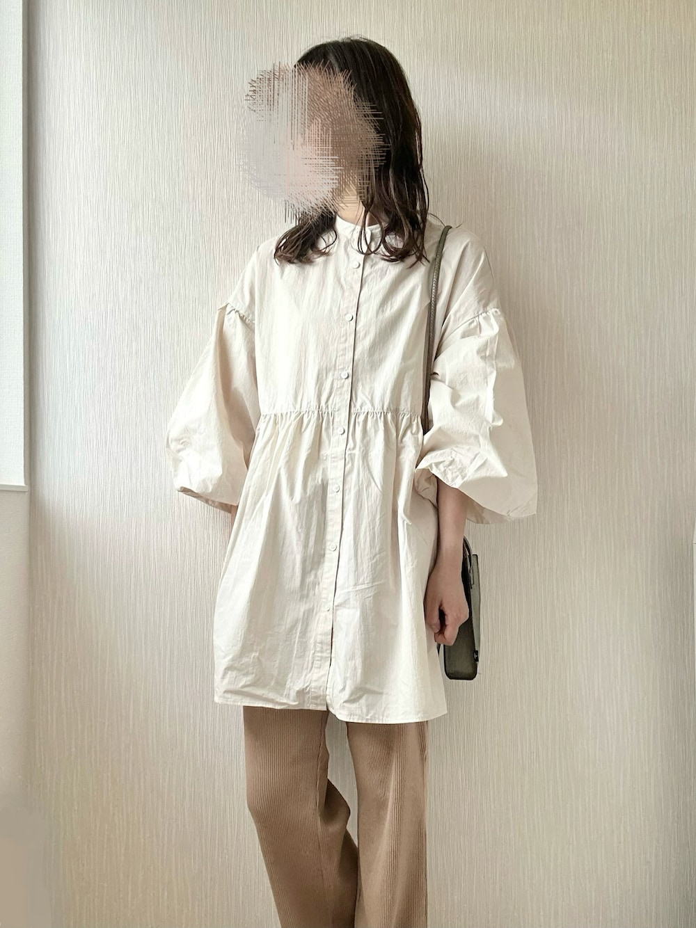 「休日コーデ、春夏コーデ、チュニック、チュニックシャツ、シャツ好き集まれ、リブパンツ、パンツスタイル、LOWRYS FARM、ワントーンコーデ、ベージュ、ベージュコーデ、淡色、淡色コーデ」｜「LOWRYS FARMのアイテム（シャツ/ブラウス、ベージュ系）」を使った、ちぇるさん（レディース・166cm）の夏コーディネートの1枚目の写真