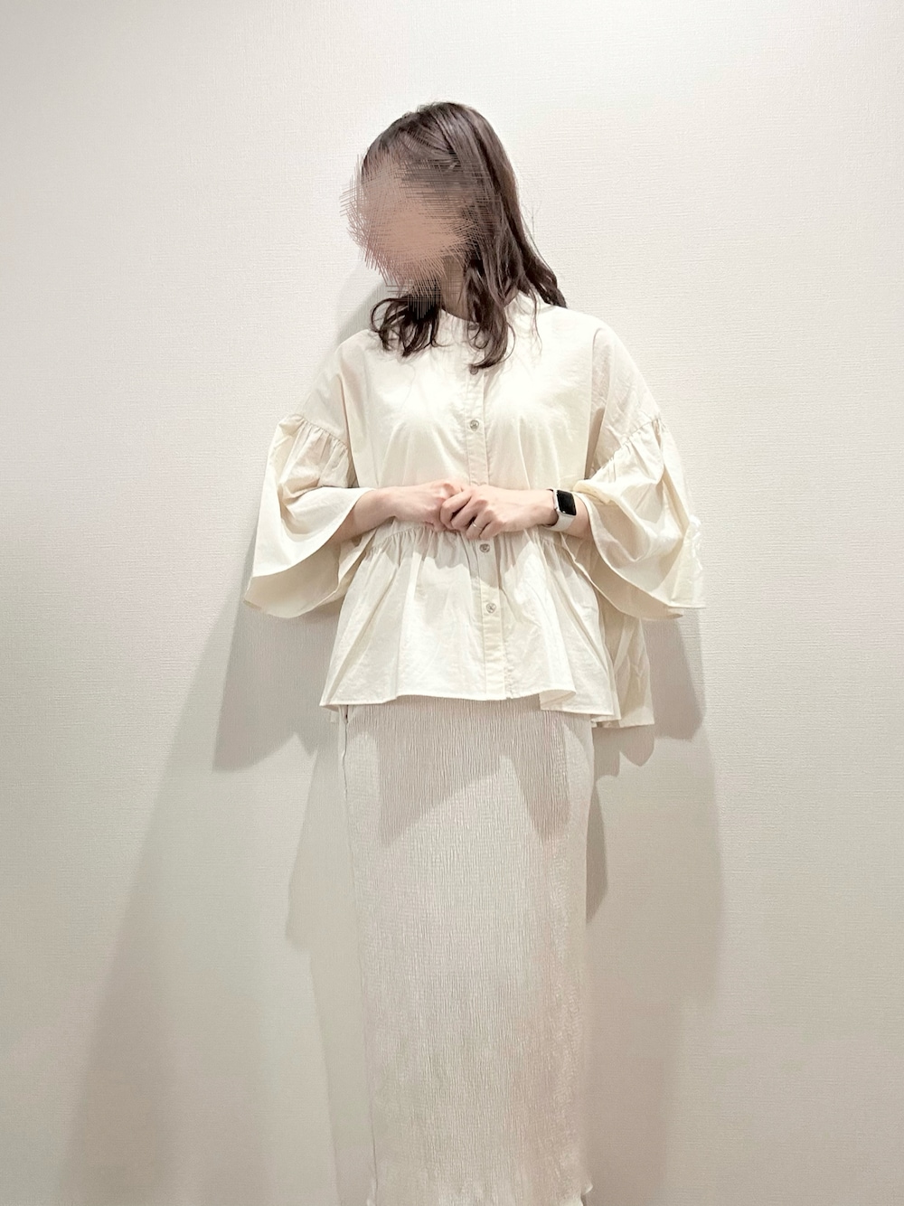 「休日コーデ、夏コーデ、バンドカラーシャツ、シャツスタイル、タイトスカート、スカートスタイル、スカート、フェミニン、LOWRYS FARM、ワントーンコーデ、アイボリー、ベージュ、ベージュコーデ、淡色、淡色コーデ」｜「LOWRYS FARMのバンドカラーシャツ８Ｓ 991518（シャツ/ブラウス、ホワイト系）」を使った、ちぇるさん（レディース・166cm）の夏コーディネートの1枚目の写真