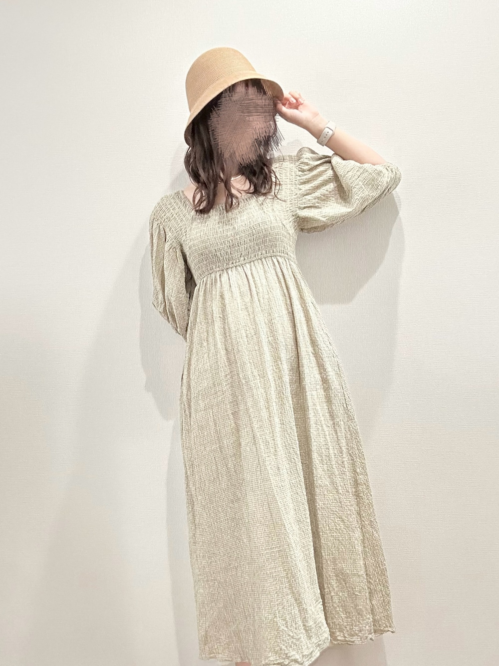 「休日コーデ、夏コーデ、ハット、シャーリングワンピース、ワンピース、ワンピーススタイル、Kastane、ベージュ、イエロー、淡色、ひまわり畑」｜「Kastaneの【サイズ展開あり】ギンガムシャーリングワンピース（ワンピース、イエロー系）」を使った、ちぇるさん（レディース・166cm）の夏コーディネートの1枚目の写真