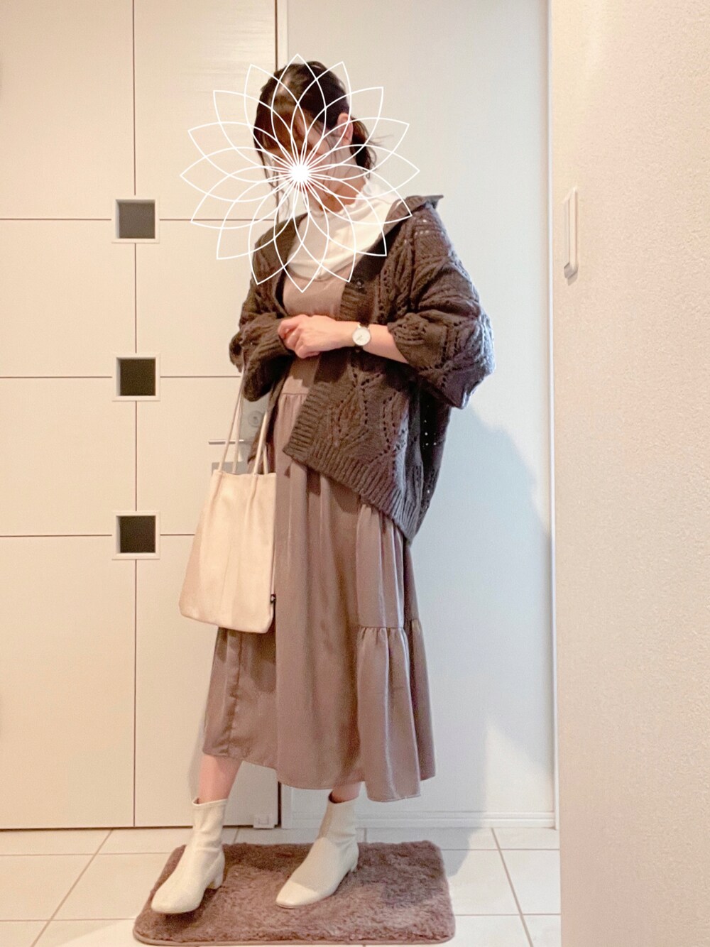 「カーディガン、ブーツ、休日コーデ、プチプラコーデ、ブラウンコーデ、キャミワンピ、秋コーデ」｜「LOWRYS FARMのストレッチローブーツ　891771（ブーツ、ホワイト系）」を使った、ちぇるさん（レディース・165cm）の秋コーディネートの1枚目の写真