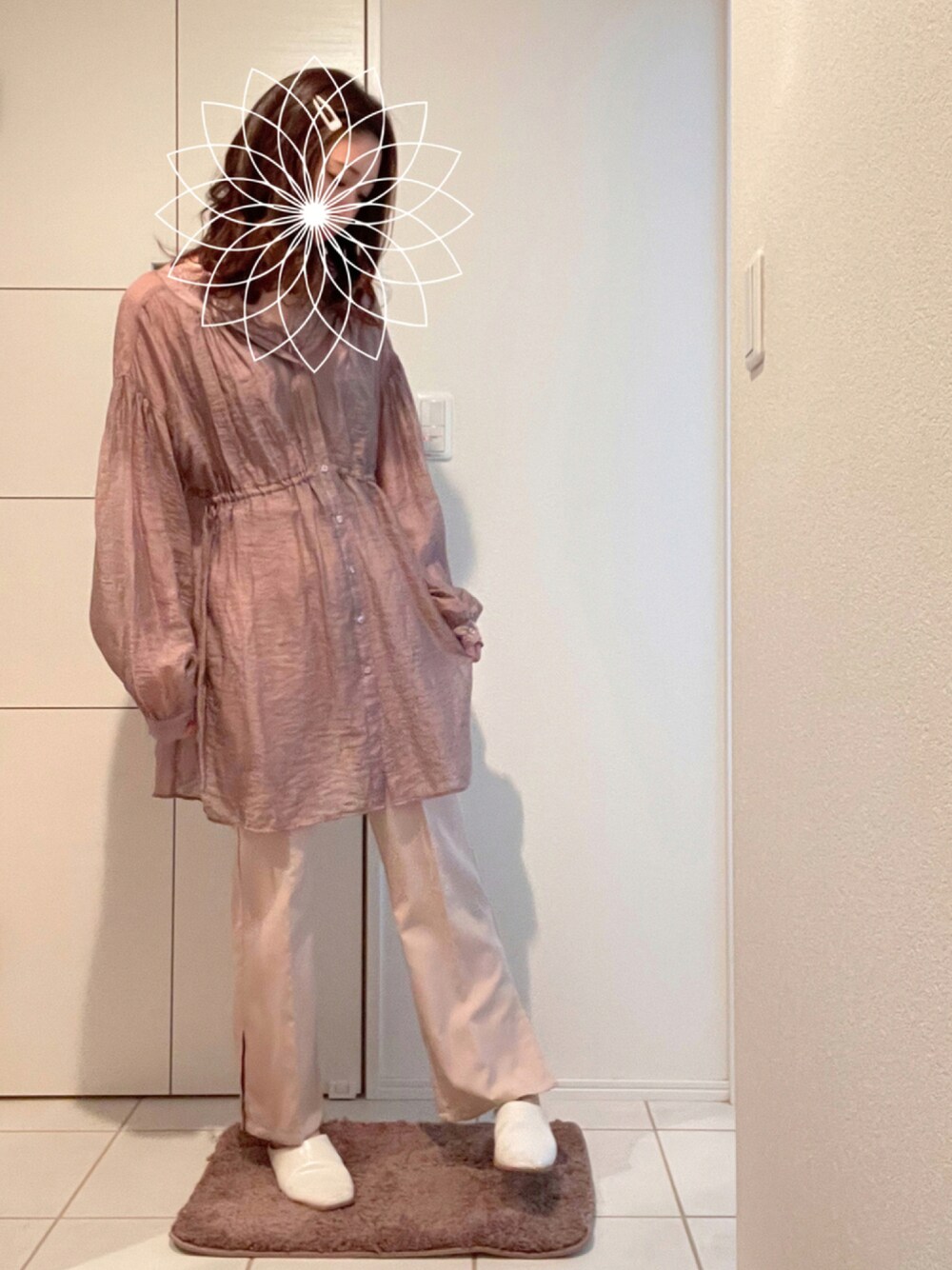 「秋コーデ、淡色コーデ、くすみカラー、くすみピンク、シアーシャツ、フレアパンツ、パンツスタイル、プチプラコーデ」｜「earth music&ecologyのシアーバックリボンチュニック ＊（Tシャツ/カットソー、ピンク系）」を使った、ちぇるさん（レディース・165cm）の秋コーディネートの1枚目の写真