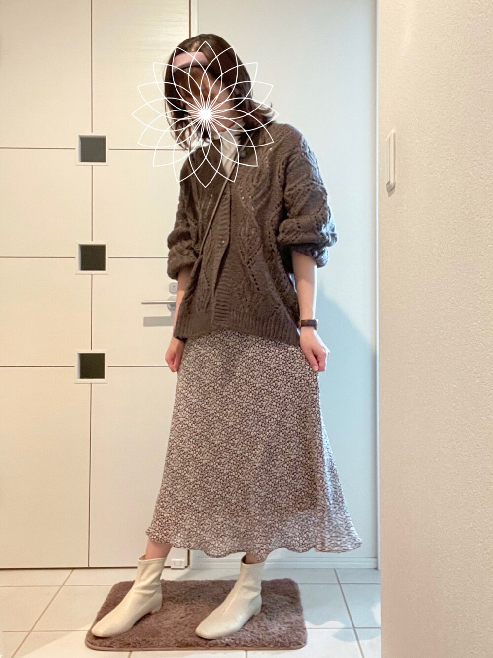 「カーディガン、スカート、ブーツ、ローリーズファーム(LOWRYS FARM)、秋コーデ」｜「LOWRYS FARMのコバナキリカエフレアスカート２　892805（スカート、レッド系）」を使った、ちぇるさん（レディース・165cm）の秋コーディネートの1枚目の写真