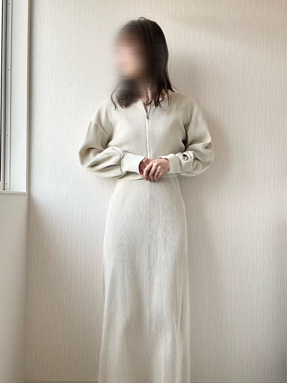 「休日コーデ、ラフコーデ、ワンピースコーデ、ワンピース、ワンピース×スニーカー、ベージュ、mystic、淡色、淡色コーデ」｜「mysticの【2サイズ展開】配色リブベアワンピースセット（ワンピース、ホワイト系）」を使った、ちぇるさん（レディース・165cm）の春コーディネートの1枚目の写真
