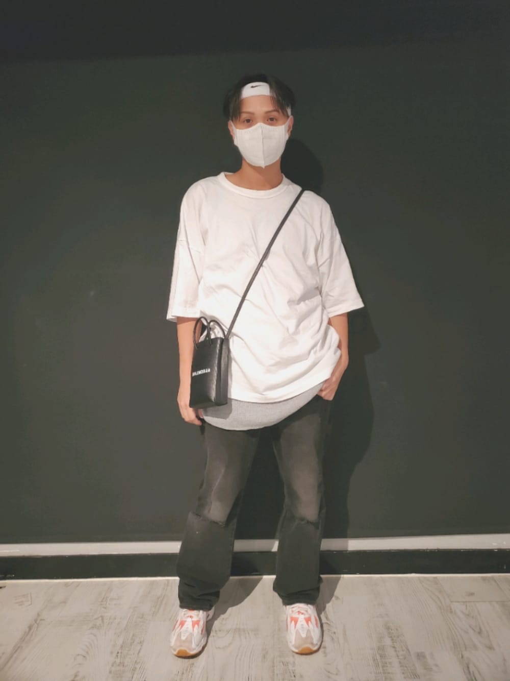 「GUのアイテム（Tシャツ/カットソー、ホワイト系）」を使った、BBOCCさん（メンズ・165cm）の秋コーディネートの1枚目の写真