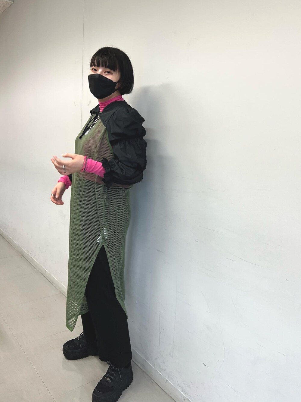 「Bershkaの厚いやつ（スニーカー、ブラック系）」を使った、カさん（レディース・161cm）の冬コーディネートの1枚目の写真
