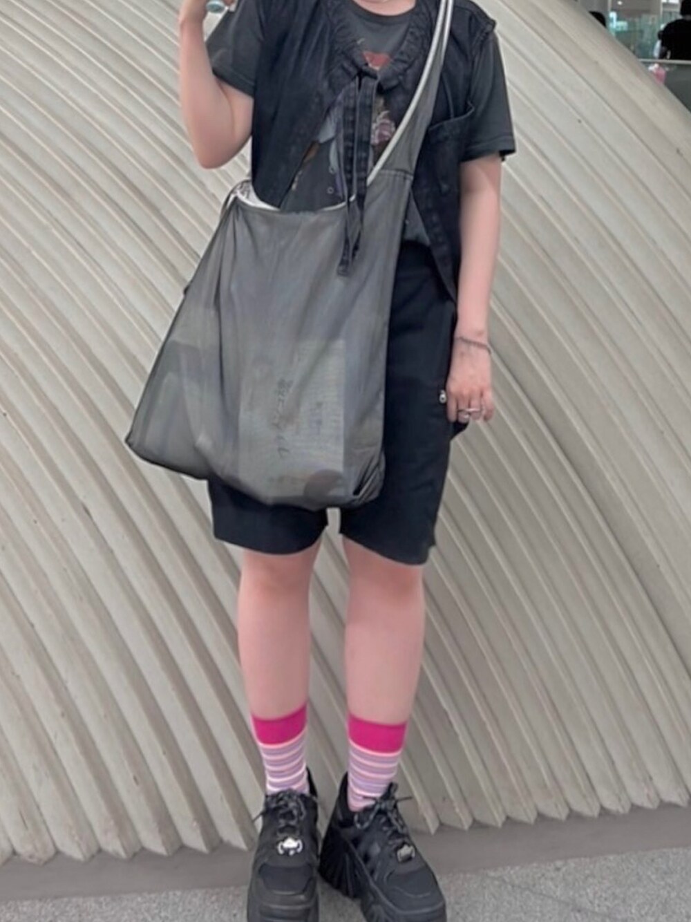 「Bershkaの厚いやつ（スニーカー、ブラック系）」を使った、カさん（レディース・161cm）の冬コーディネートの1枚目の写真
