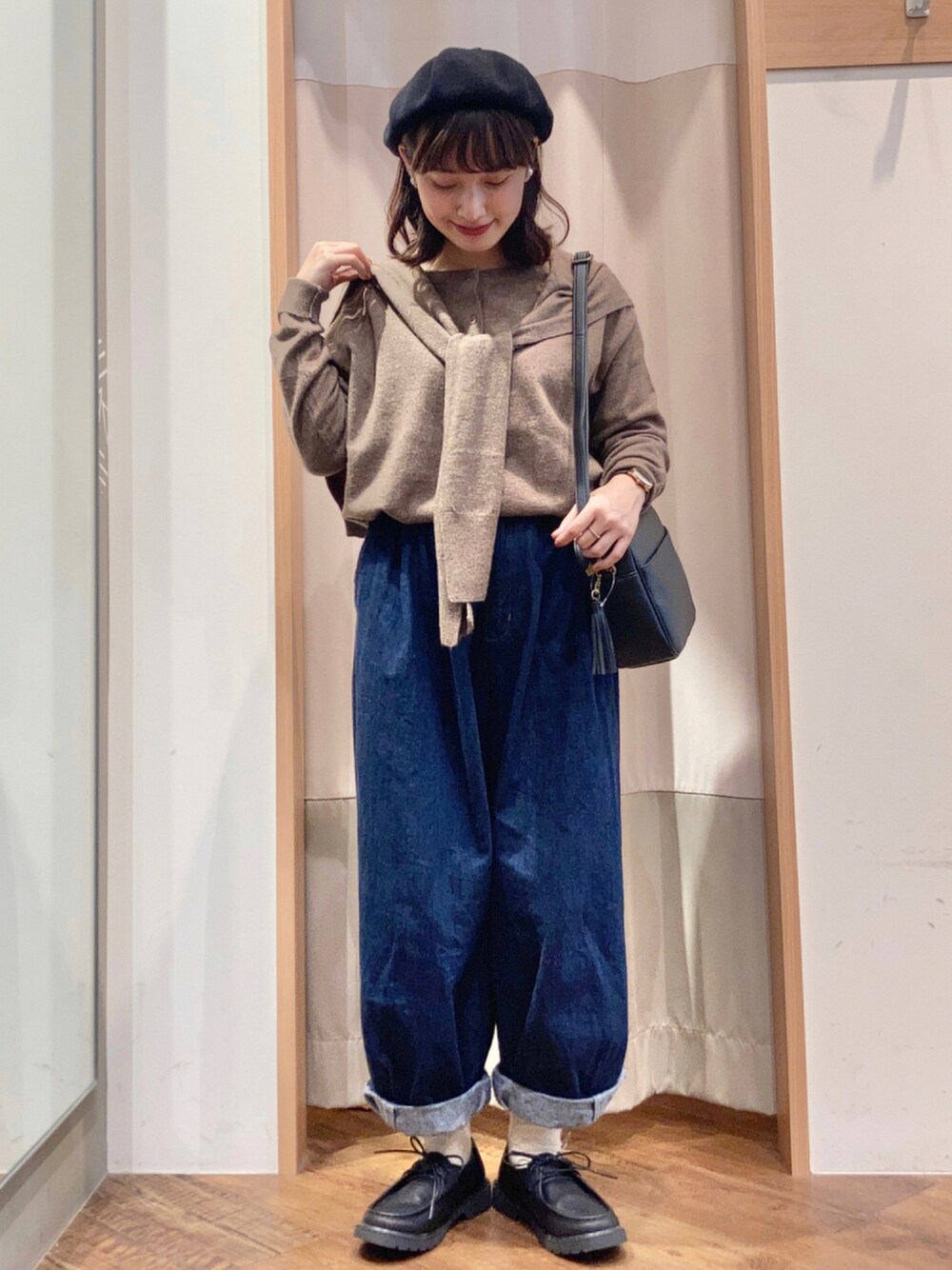 「カーディガン、カジュアル、バルーンパンツ、肩掛けカーデ、低身長コーデ、Samansa Mos2、秋コーデ、秋冬コーデ、サマンサモスモス(Samansa Mos2)」｜「Samansa Mos2のウールタックベレー帽（ハンチング/ベレー帽、ブラック系）」を使った、はせべさん（レディース・154cm）の秋コーディネートの1枚目の写真