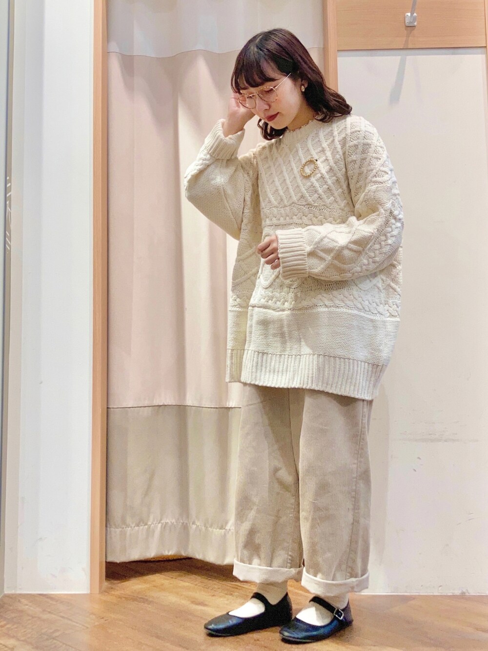 「冬コーデ、シンプルコーデ、お洒落さんとつながりたい、低身長コーデ、ゆるニット、カジュアルガーリー、白ニット、ワントーンコーデ、サマンサ モスモス(Samansa Mos2)、コーデュロイ」｜「Samansa Mos2のケーブルニットチュニック（ニット/セーター、ホワイト系）」を使った、はせべさん（レディース・154cm）の冬コーディネートの1枚目の写真