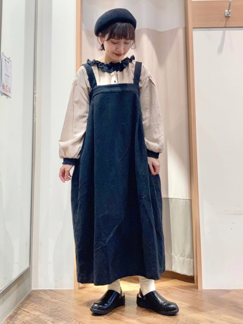 「ベレー帽、秋のコーデ、モノトーン、ジャンパースカート、秋、サマンサ モスモス(Samansa Mos2)、おしゃれさんと繋がりたい、低身長、低身長コーデ」｜「Samansa Mos2のウールバスクベレー（ハンチング/ベレー帽、ブラック系）」を使った、はせべさん（レディース・154cm）の秋コーディネートの1枚目の写真