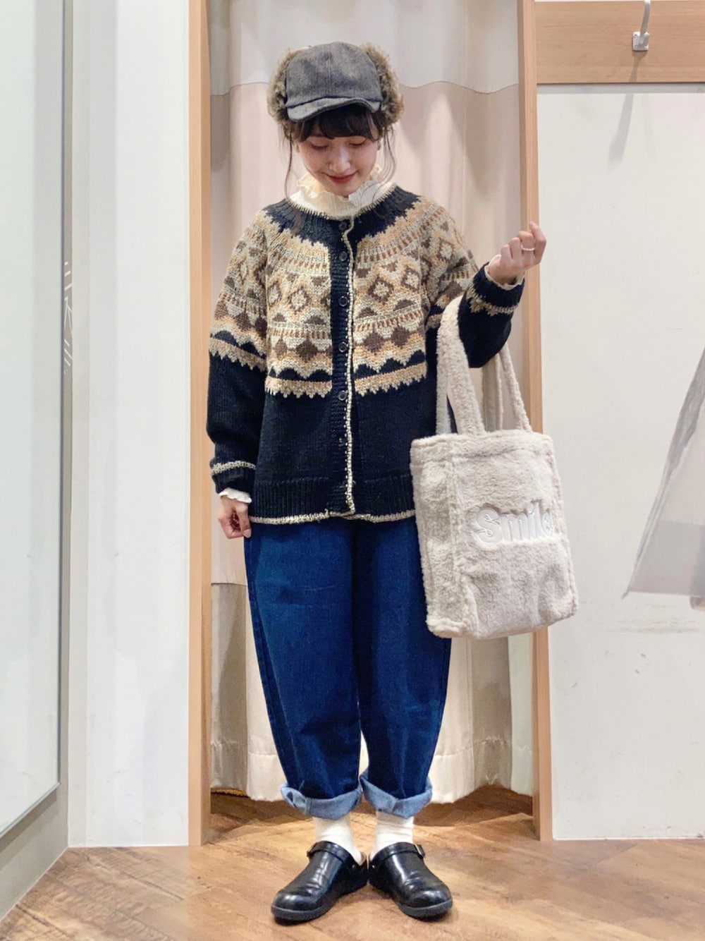 「カーディガン、デニム、ジャガード、冬コーデ、大人カジュアル、柄ニット、フライトキャップ、秋コーデ、おしゃれさんと繋がりたい」｜「Samansa Mos2のヘリンボーンフライトキャップ（キャップ、ブラウン系）」を使った、はせべさん（レディース・154cm）の秋コーディネートの1枚目の写真