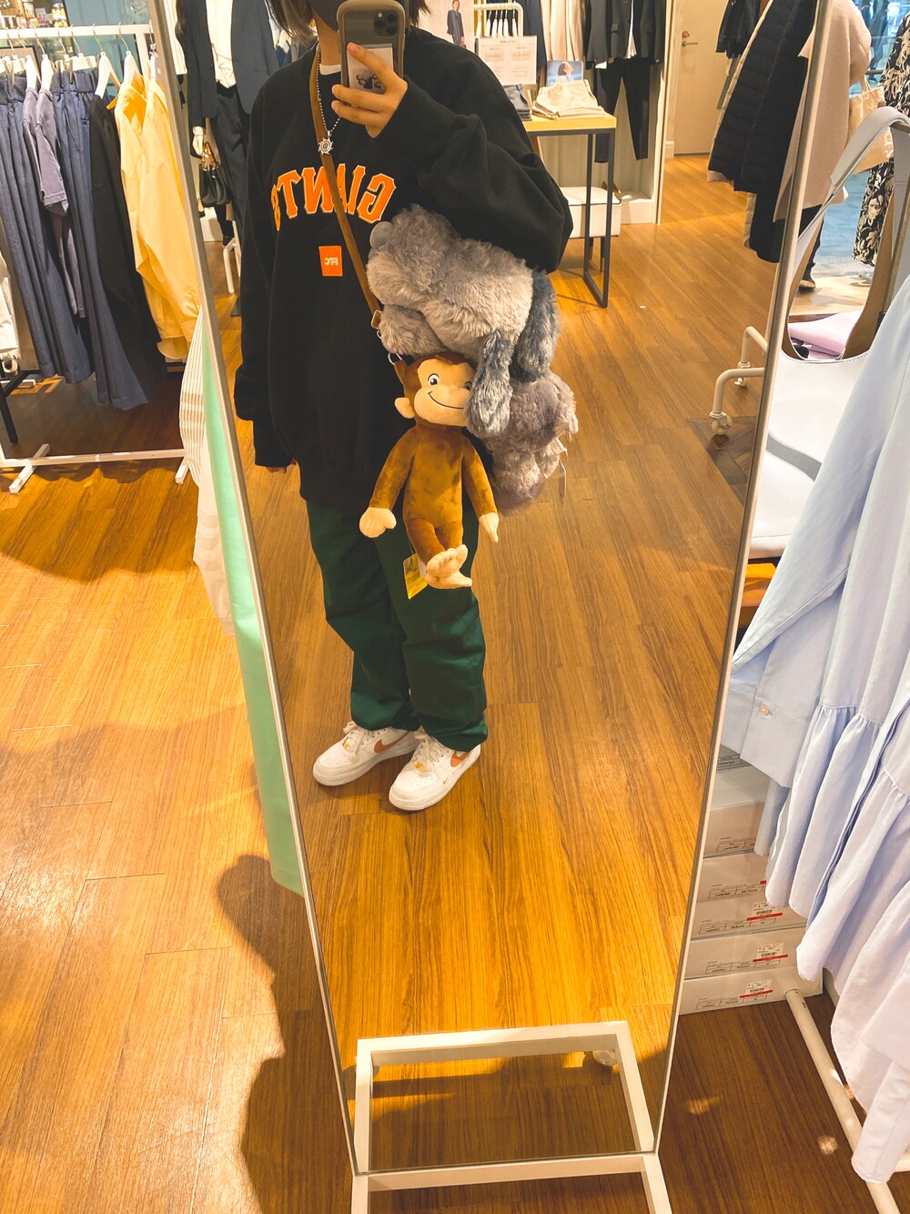 「ナイキ、ストリート、FTC、ワークマン」｜「workmanのアイテム（カーゴパンツ、グリーン系）」を使った、しほさん（レディース・158cm）の春コーディネートの1枚目の写真