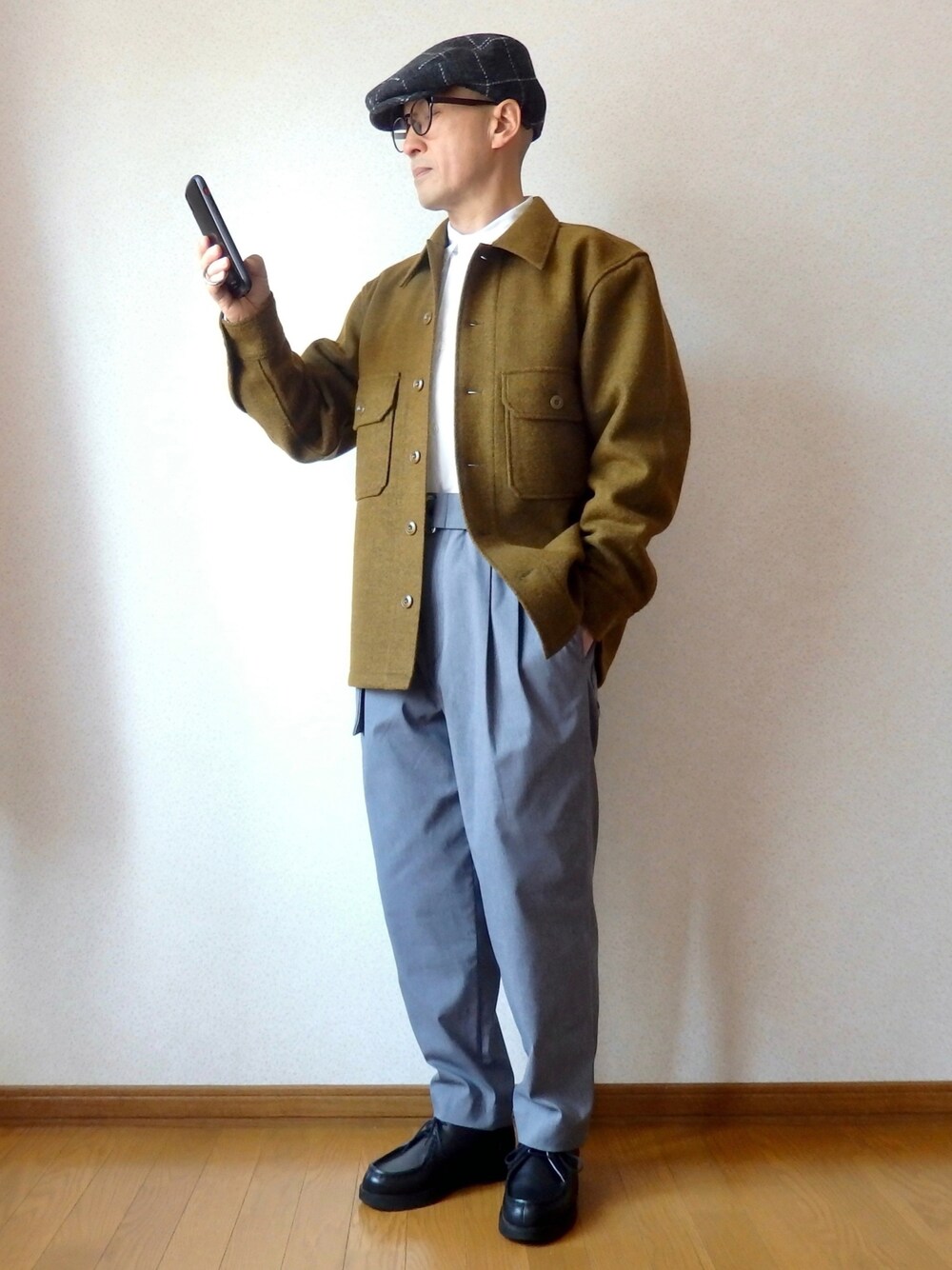 「テーパードパンツ、白シャツ、大人カジュアル、ワイドパンツ、マスタード、革靴、シャツジャケット、プチプラ、ハンチング、タックイン、タックパンツ、きれいめカジュアル、ワークジャケット、低身長、秋コーデ」｜「UNIQLOのフリースシャツジャケット（長袖）（その他アウター、イエロー系）」を使った、SAT-TUNさん（メンズ・159cm）の秋コーディネートの1枚目の写真