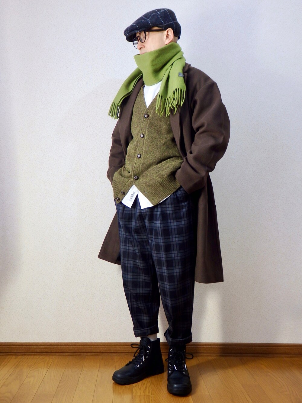 「大人カジュアル、きれいめカジュアル、グリーン、カーディガン、白シャツ、プチプラ、チェックパンツ、スラックス、チェスターコート、マフラー、ハンチング、白ソックス、カラーニット、冬コーデ、あったかコーデ」｜「WEGOのWEGO/ニットメルトンオーバーコート（チェスターコート、ブラウン系）」を使った、SAT-TUNさん（メンズ・159cm）の冬コーディネートの1枚目の写真