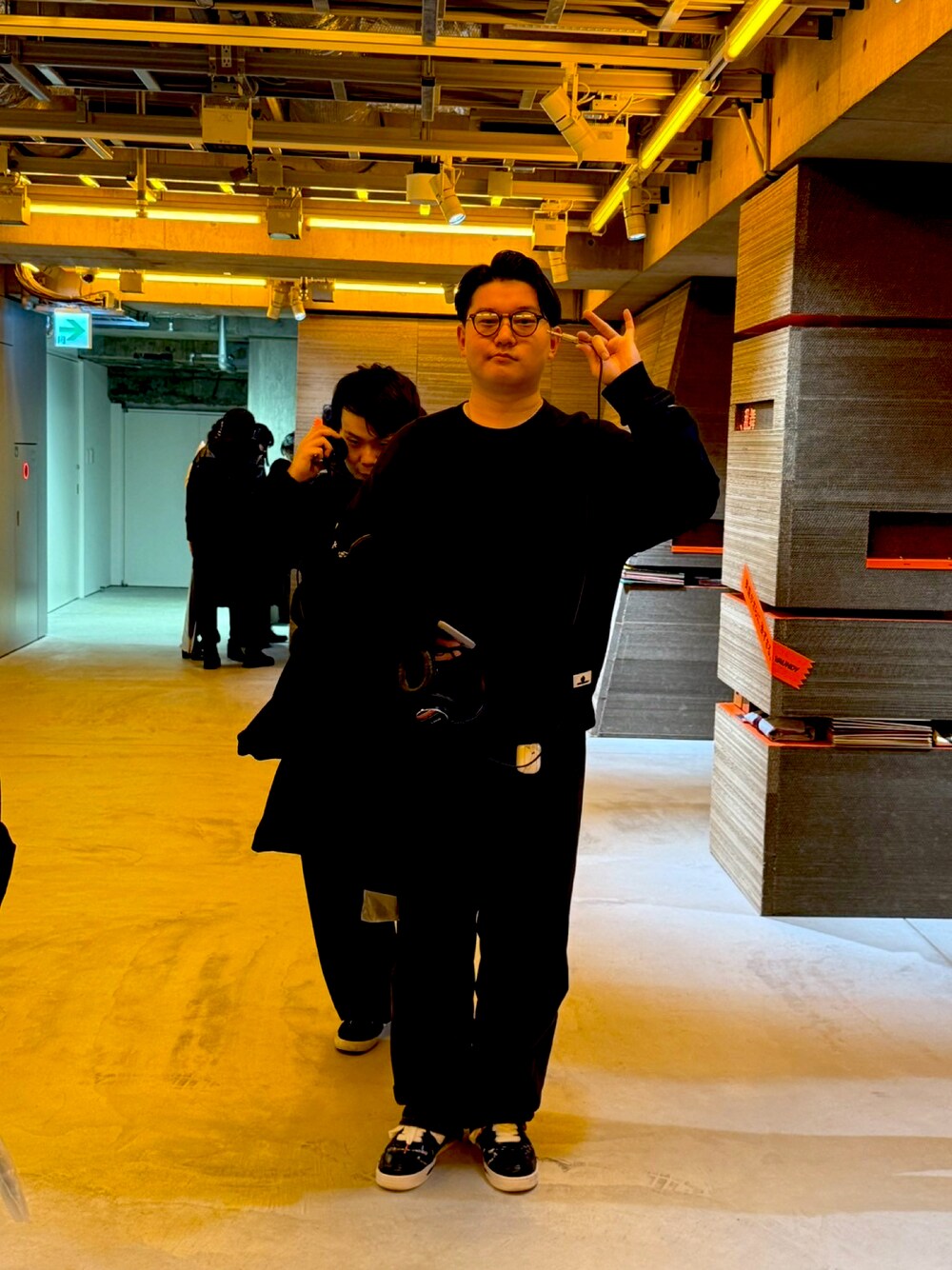 「メンズファッション、カジュアルコーデ、大人ファッション、ブラックコーデ、モノトーン、まっくろけっけ、ブラック、ゆるコーデ、メガネ男子、目が光に弱い界隈、透明サングラスもあり、髪伸ばして大人っぽく、髪が伸びたからよりメガネが似合う、後ろのは友達、量産型大人目指し男子」｜「NIKE Para-noiseのアイテム（スニーカー、ブラック系）」を使った、さとうさん（メンズ・179cm）の春コーディネートの1枚目の写真