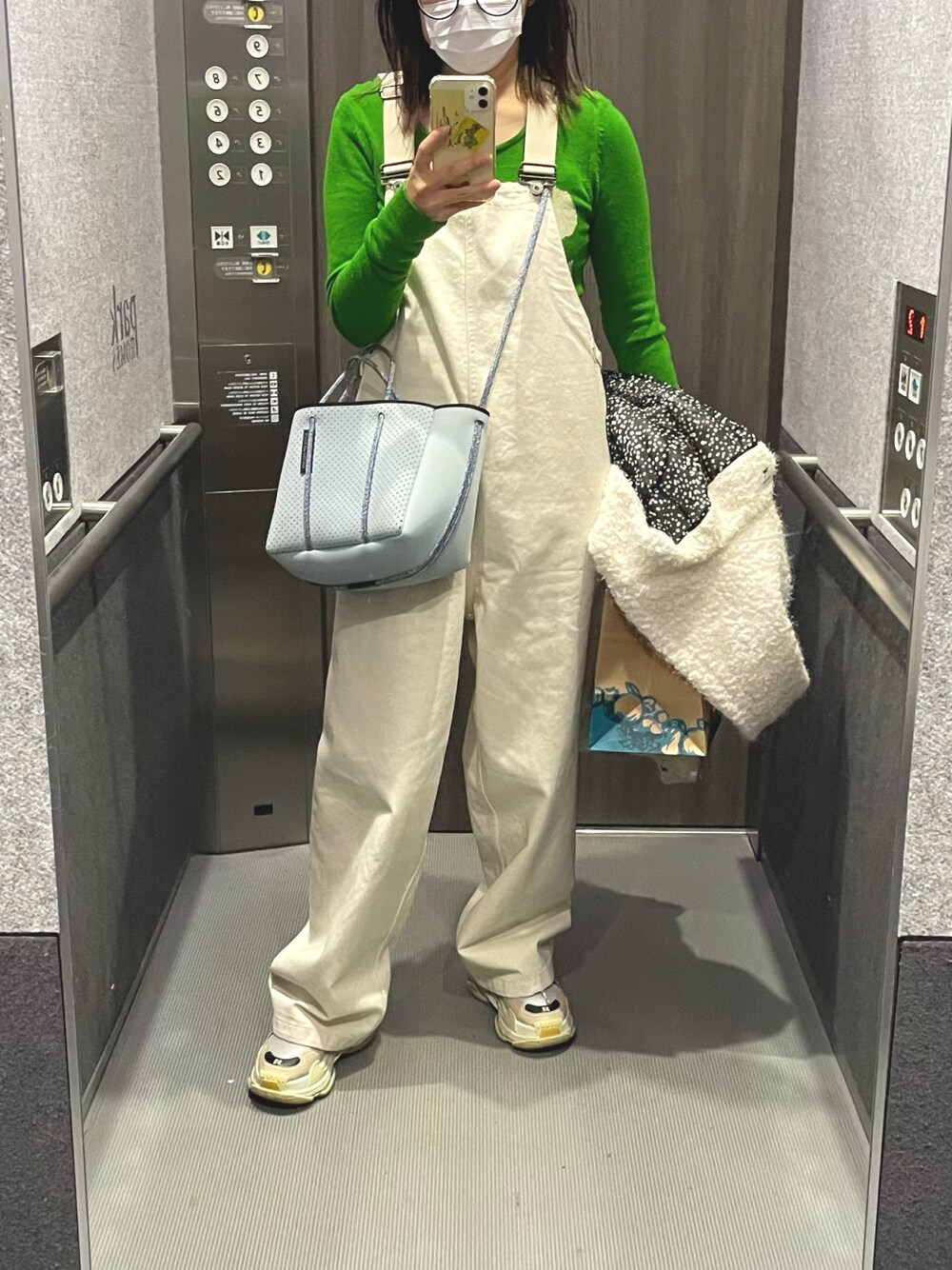 「STATE OF ESCAPEのアイテム（ショルダーバッグ、ブルー系）」を使った、mikiさん（レディース・158cm）の春コーディネートの1枚目の写真