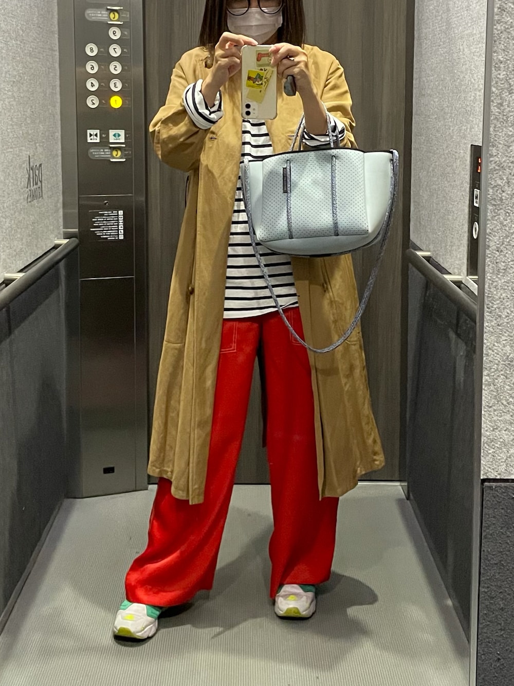 「STUNNING LUREのアイテム（その他パンツ、レッド系）」を使った、mikiさん（レディース・158cm）の秋コーディネートの1枚目の写真
