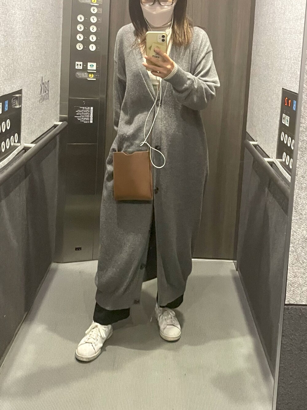 「HERMESのアイテム（ショルダーバッグ、ブラウン系）」を使った、mikiさん（レディース・158cm）の秋コーディネートの1枚目の写真