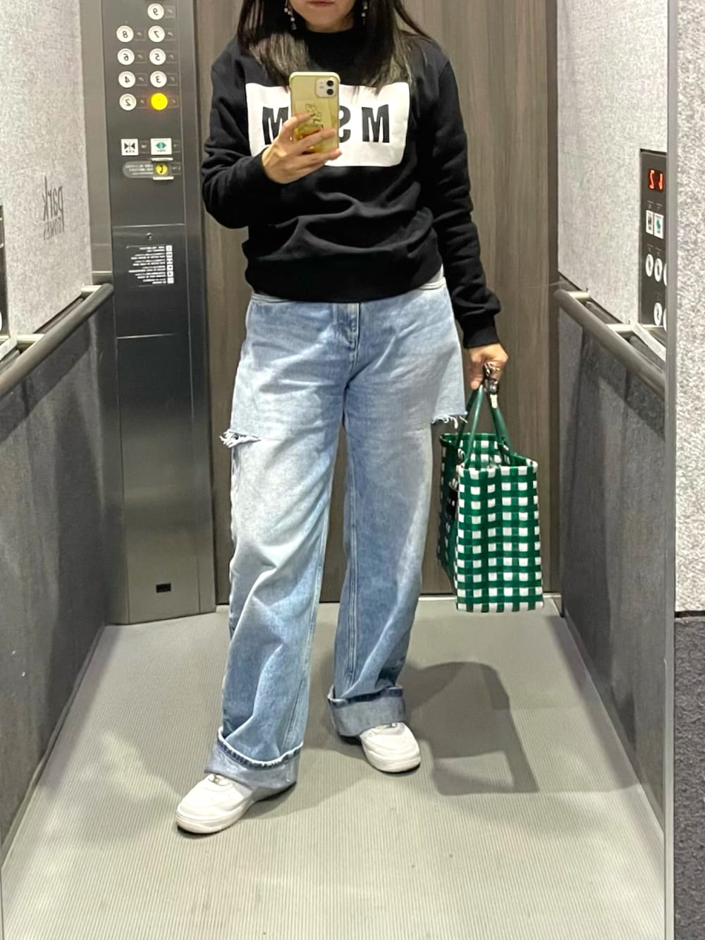 「MARNIのアイテム（トートバッグ、グリーン系）」を使った、mikiさん（レディース・158cm）の春コーディネートの1枚目の写真