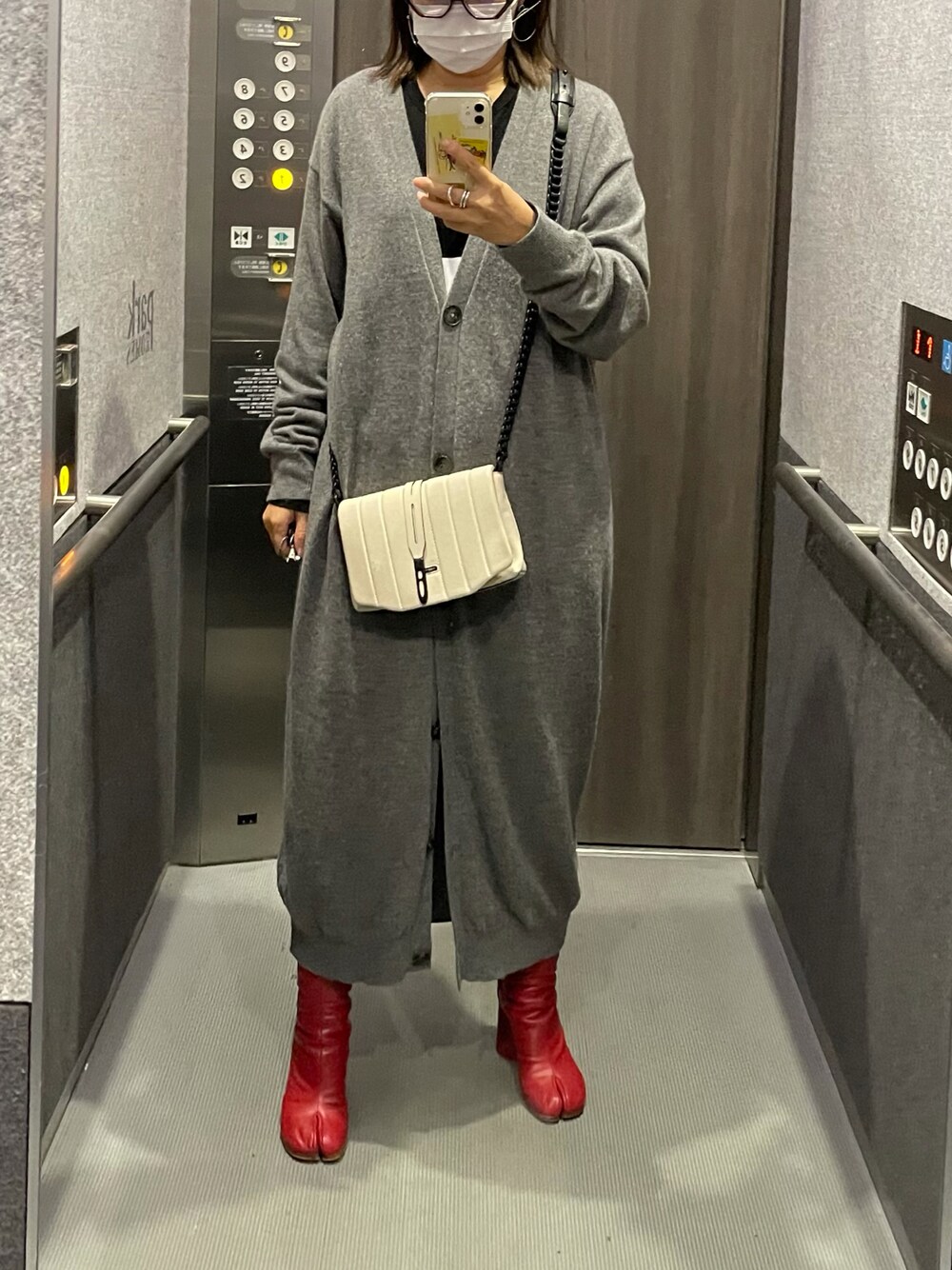 「THE ROWのアイテム（カーディガン/ボレロ、グレー系）」を使った、mikiさん（レディース・158cm）の秋コーディネートの1枚目の写真