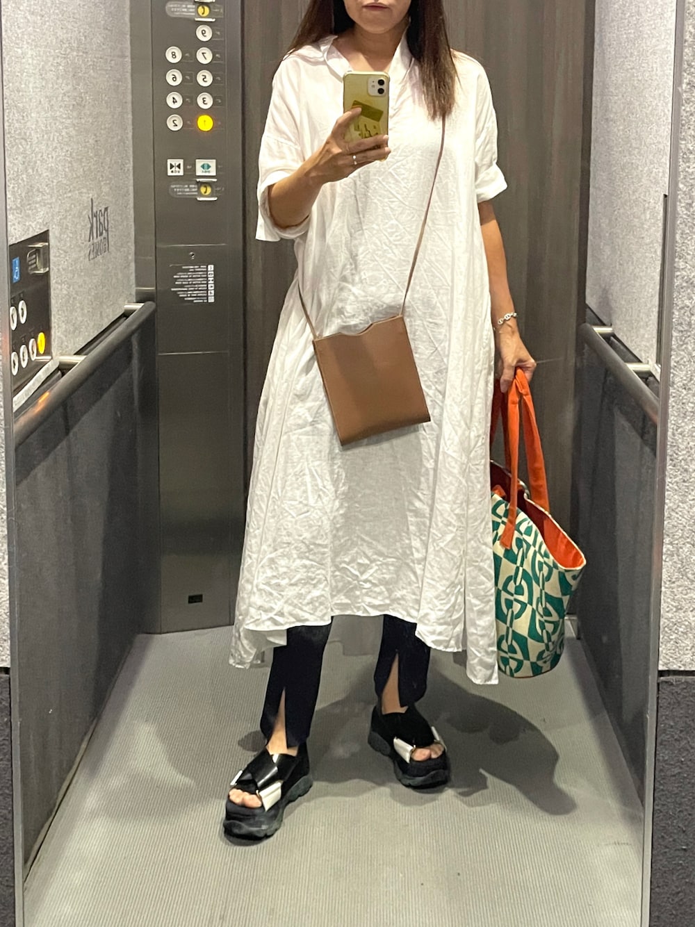 「STRAS BURGOのアイテム（シャツワンピース、ホワイト系）」を使った、mikiさん（レディース・158cm）の秋コーディネートの1枚目の写真
