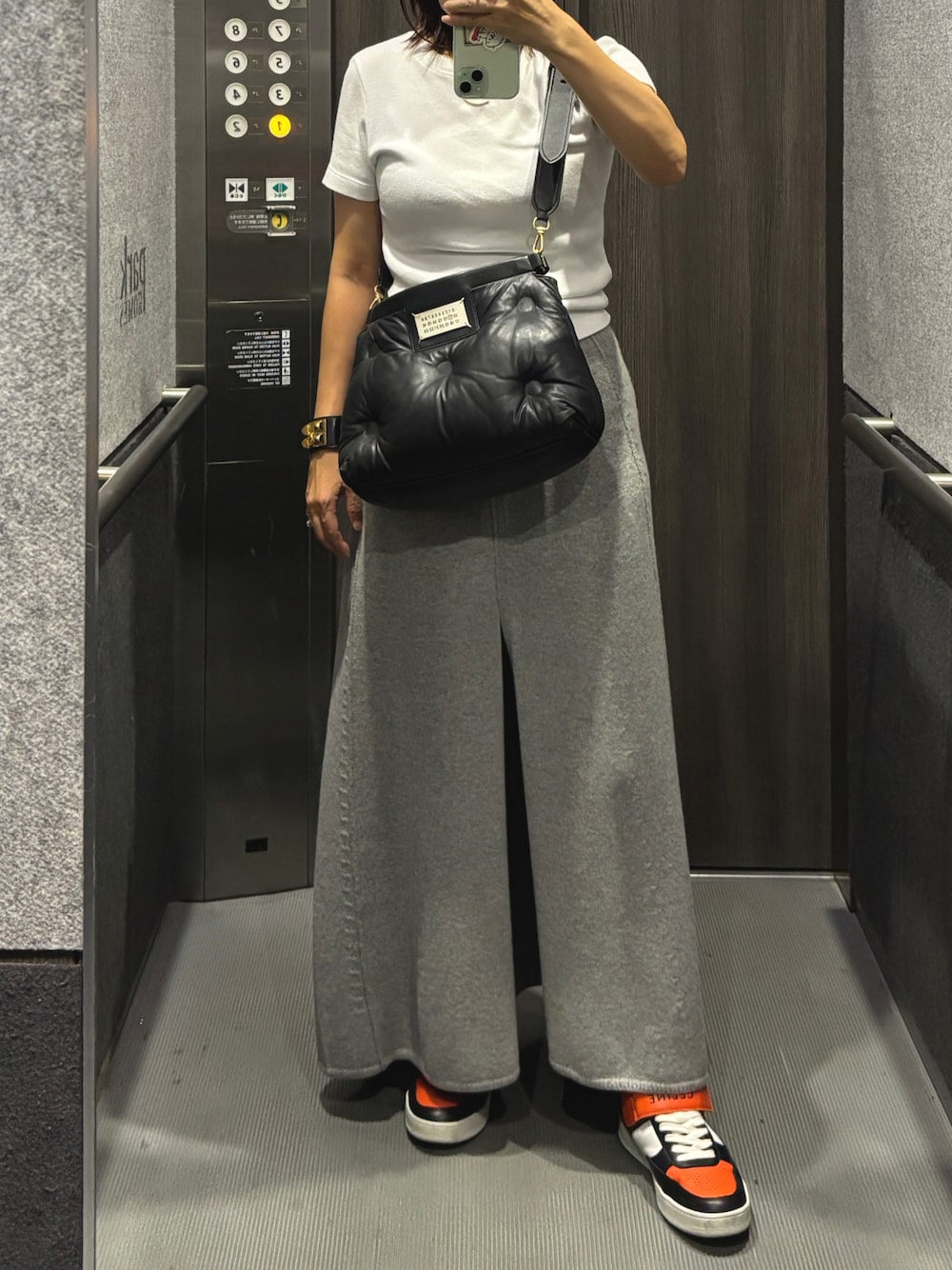 「Maison MargielaのMaison Margiela ショルダーバック（ショルダーバッグ、ブラック系）」を使った、mikiさん（レディース・158cm）の秋コーディネートの1枚目の写真